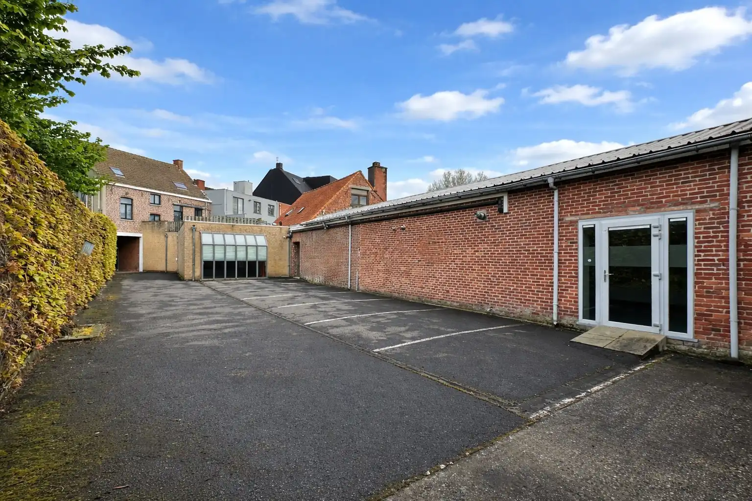 Handelspand: winkel / kantoor, instapklaar, (300 m²), mét parking, Torhout foto 4