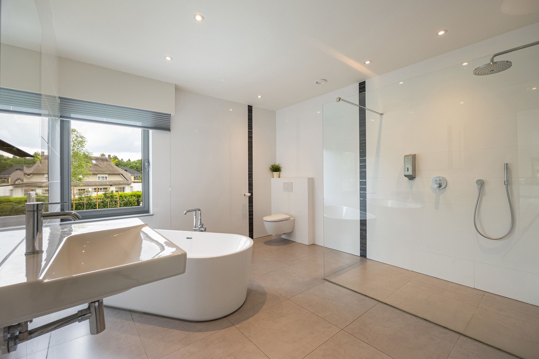 BRASSCHAAT - Moderne en vrijstaande villa met zwembad foto 13