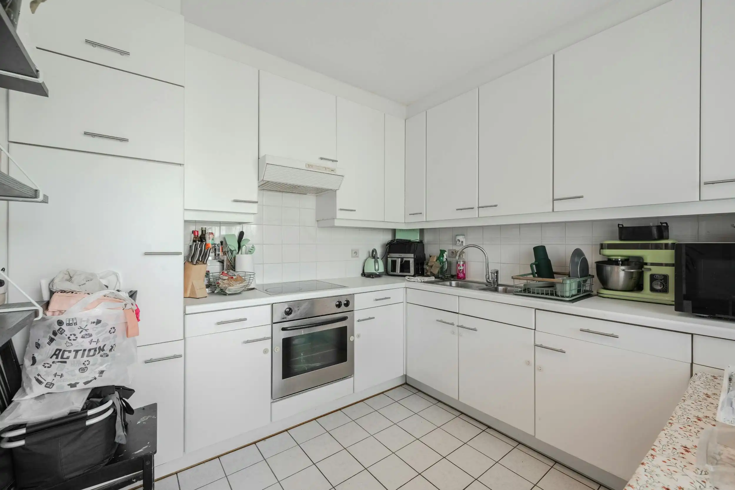 Lichtrijk twee-slaapkamerappartement met terras te Oostende foto 7