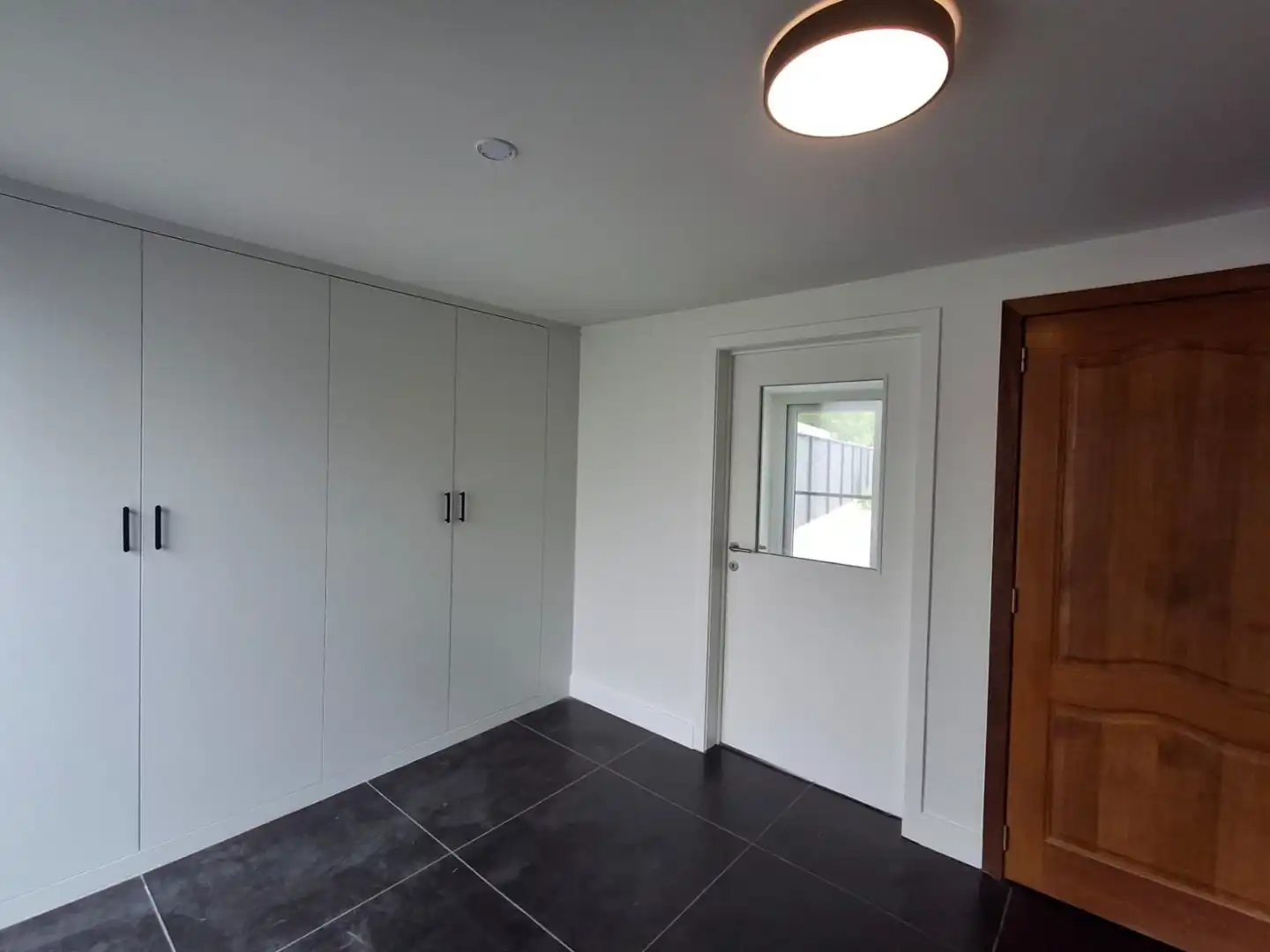 CHARMANT GERENOVEERDE WONING MET 3 SLPKS | CARPORT EN TUIN foto 2