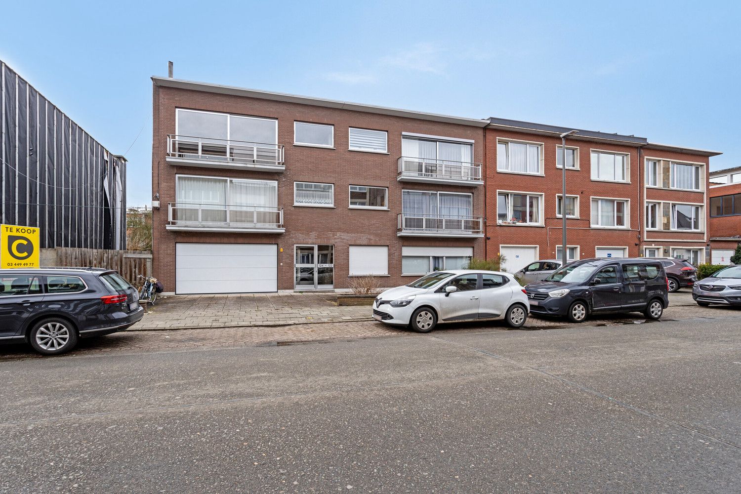 Volledig te renoveren ruim appartement (110m2) met 2 slaapkamers, dressing, ruim terras en inpandige parkeerplaats! foto {{pictureIndex}}