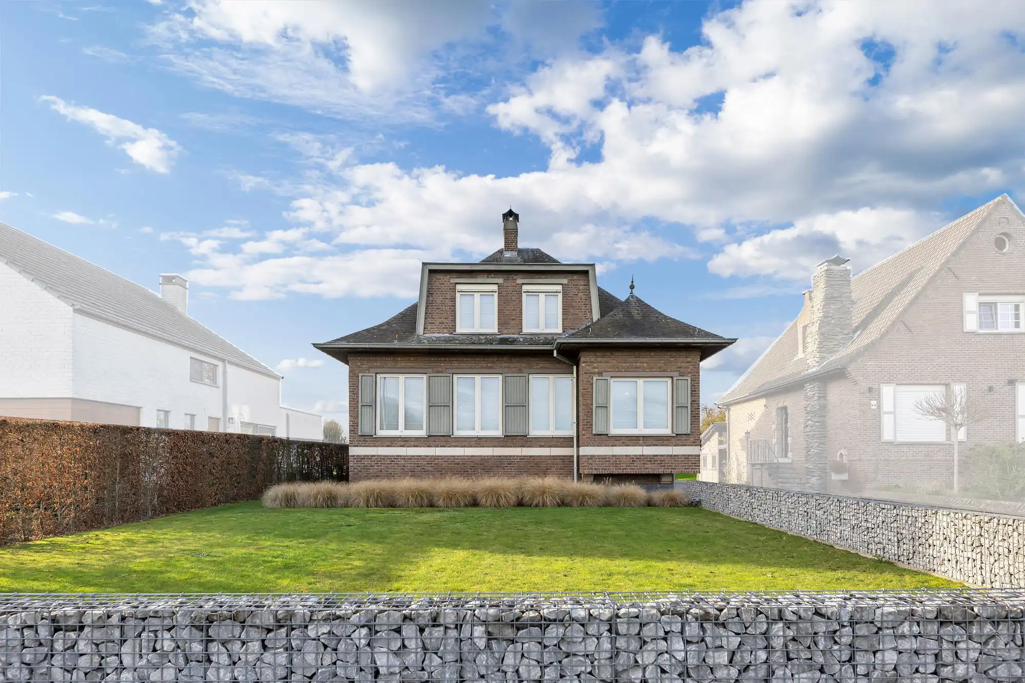 Charmante villa met loods nabij belangrijke invalswegen foto {{pictureIndex}}