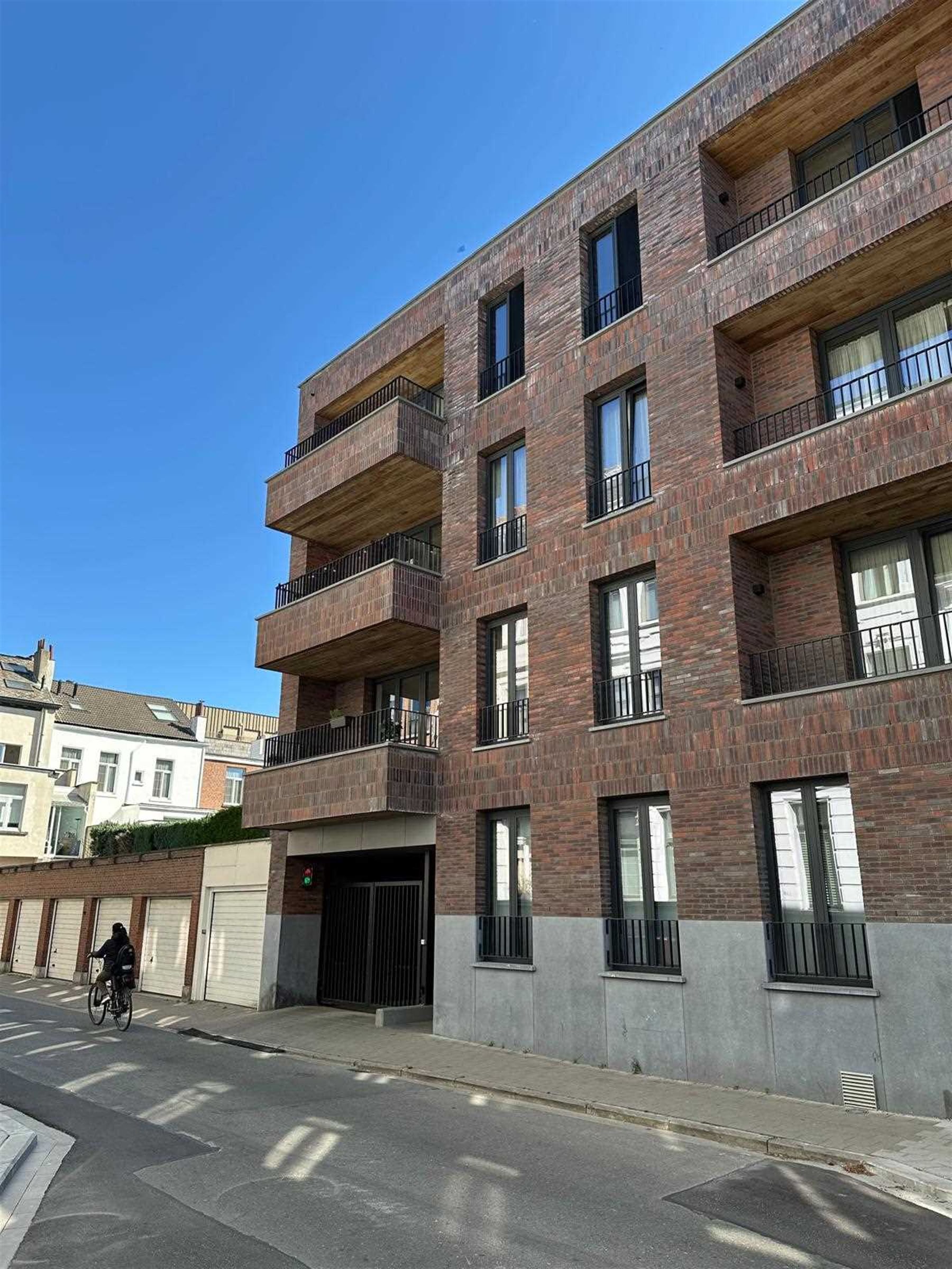 Appartement met autostaanplaats en 2 slaapkamers! foto {{pictureIndex}}