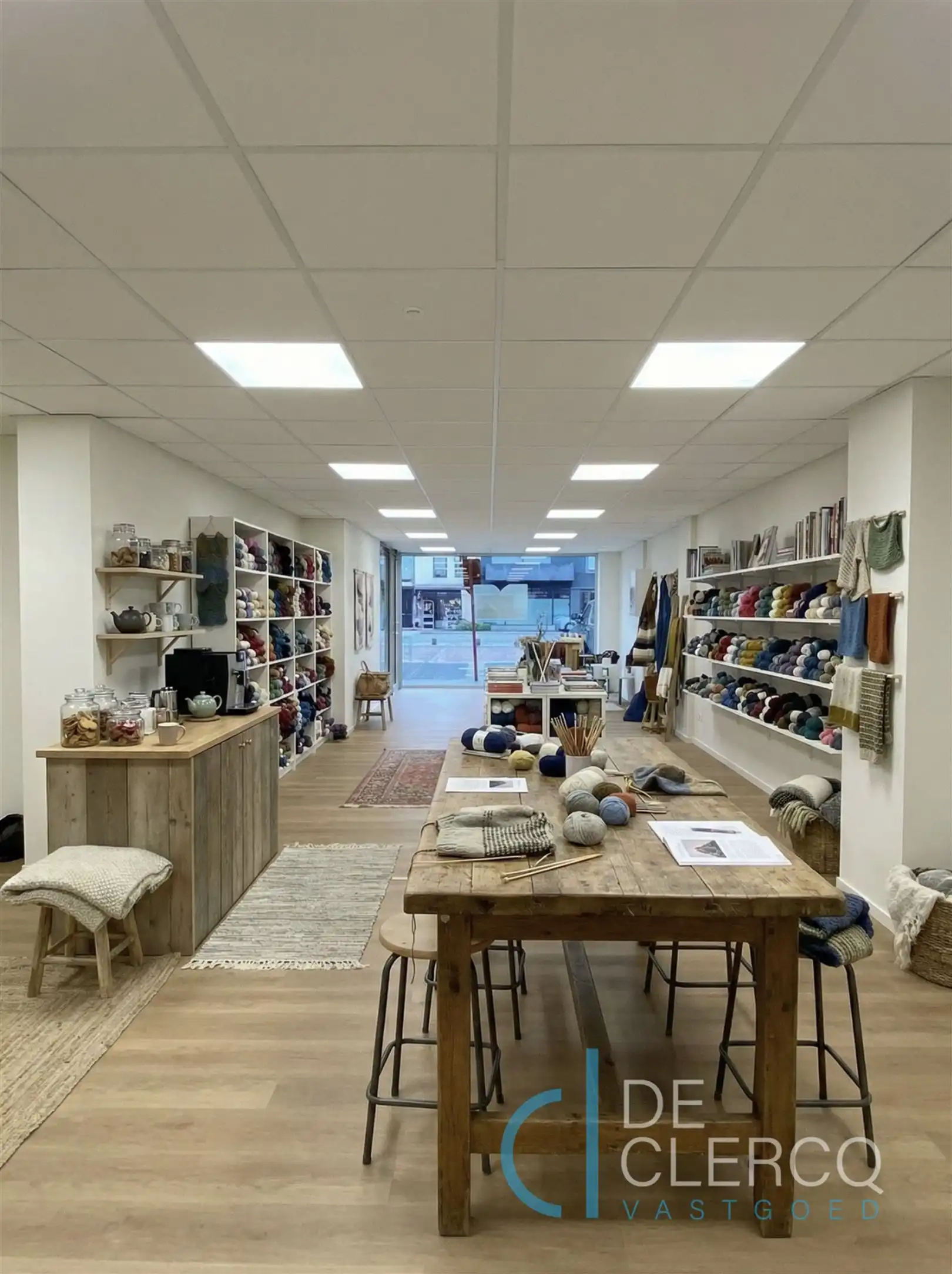 Nieuw, ruim handelspand te huur in centrum Lochristi!  foto 4