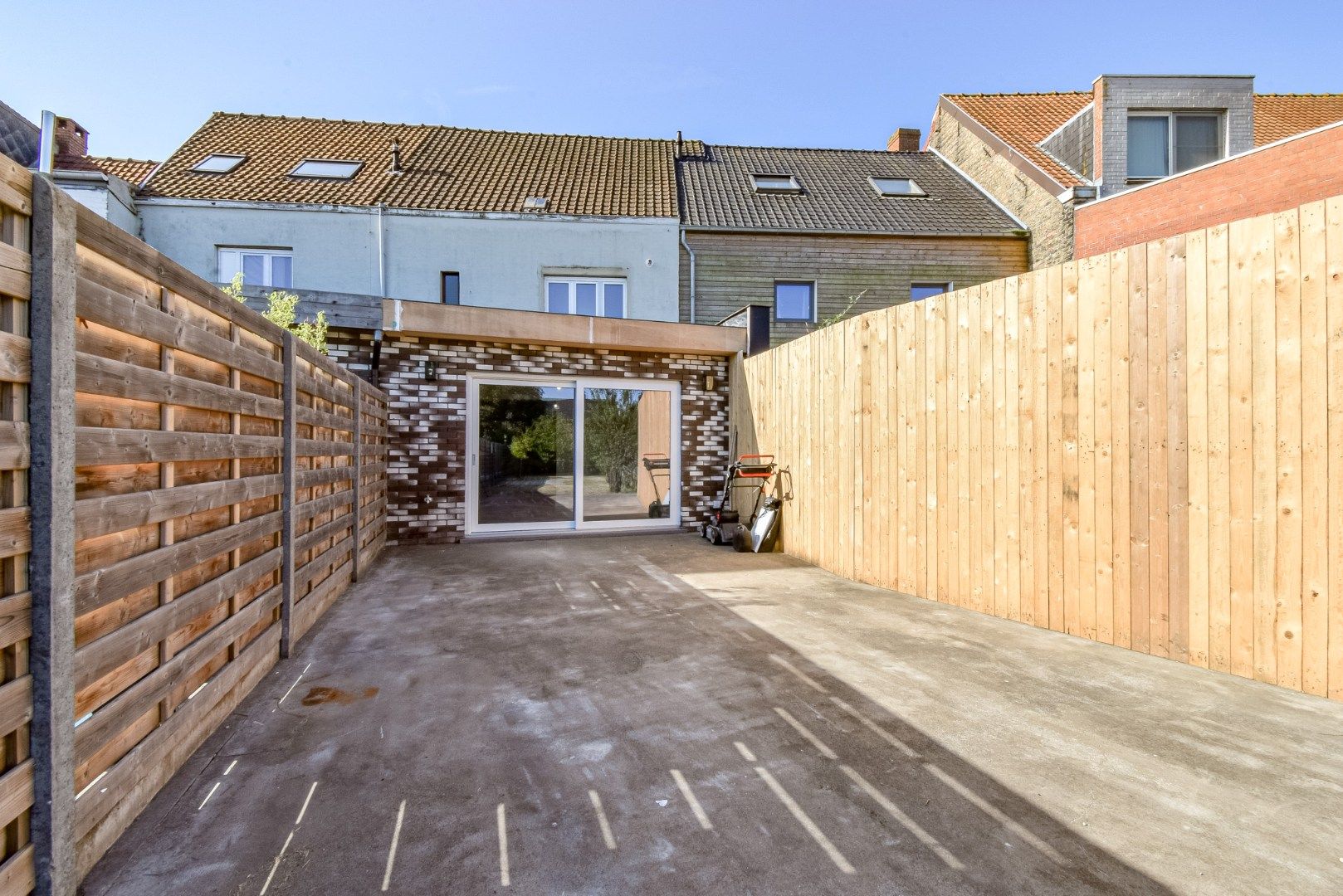 Hoofdfoto van de publicatie: Instapklare gerenoveerde rijwoning in het centrum van Gistel