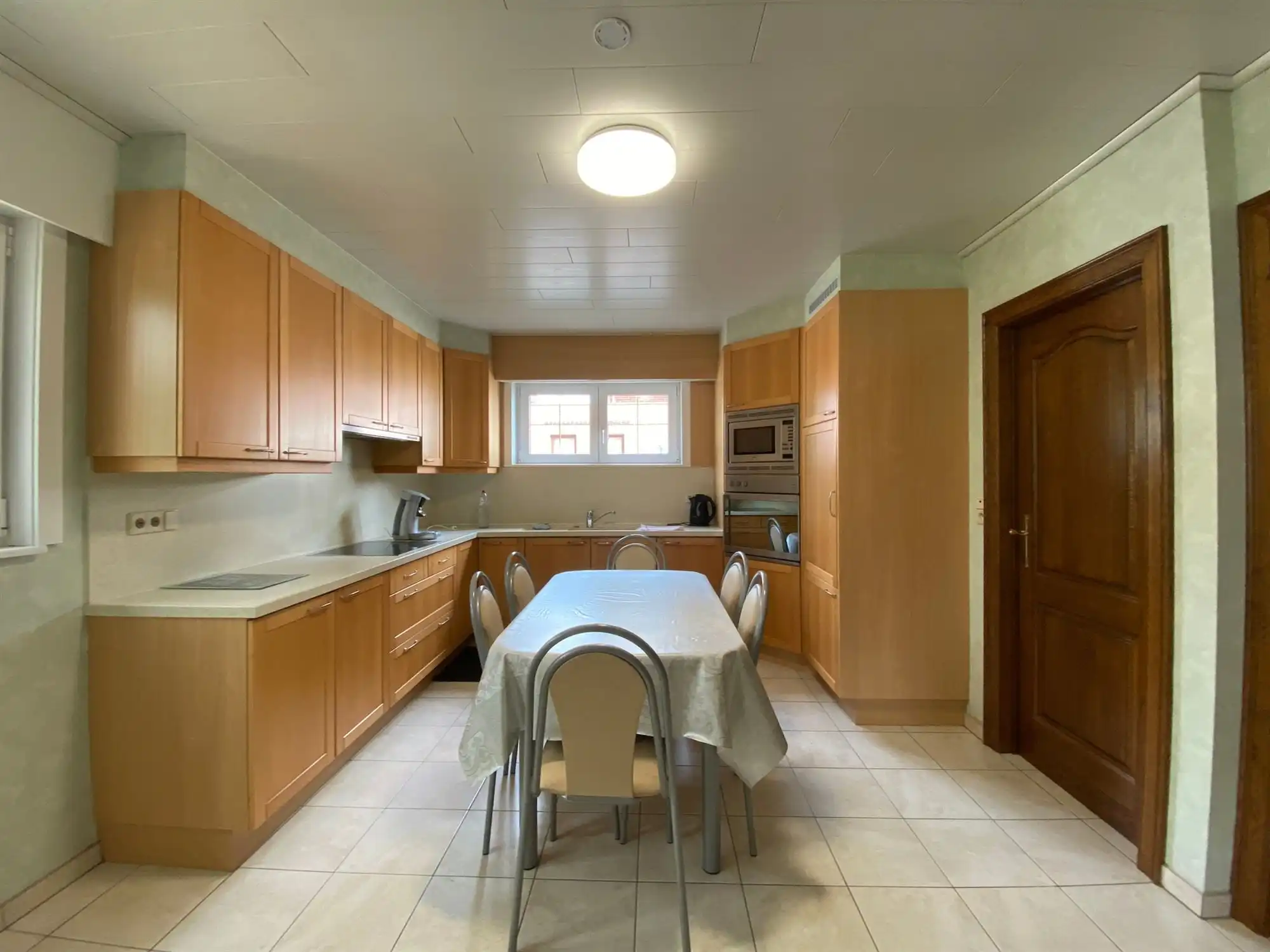 Charmante open bebouwing met 3 slaapkamers, grote garage en zonnepanelen foto 7