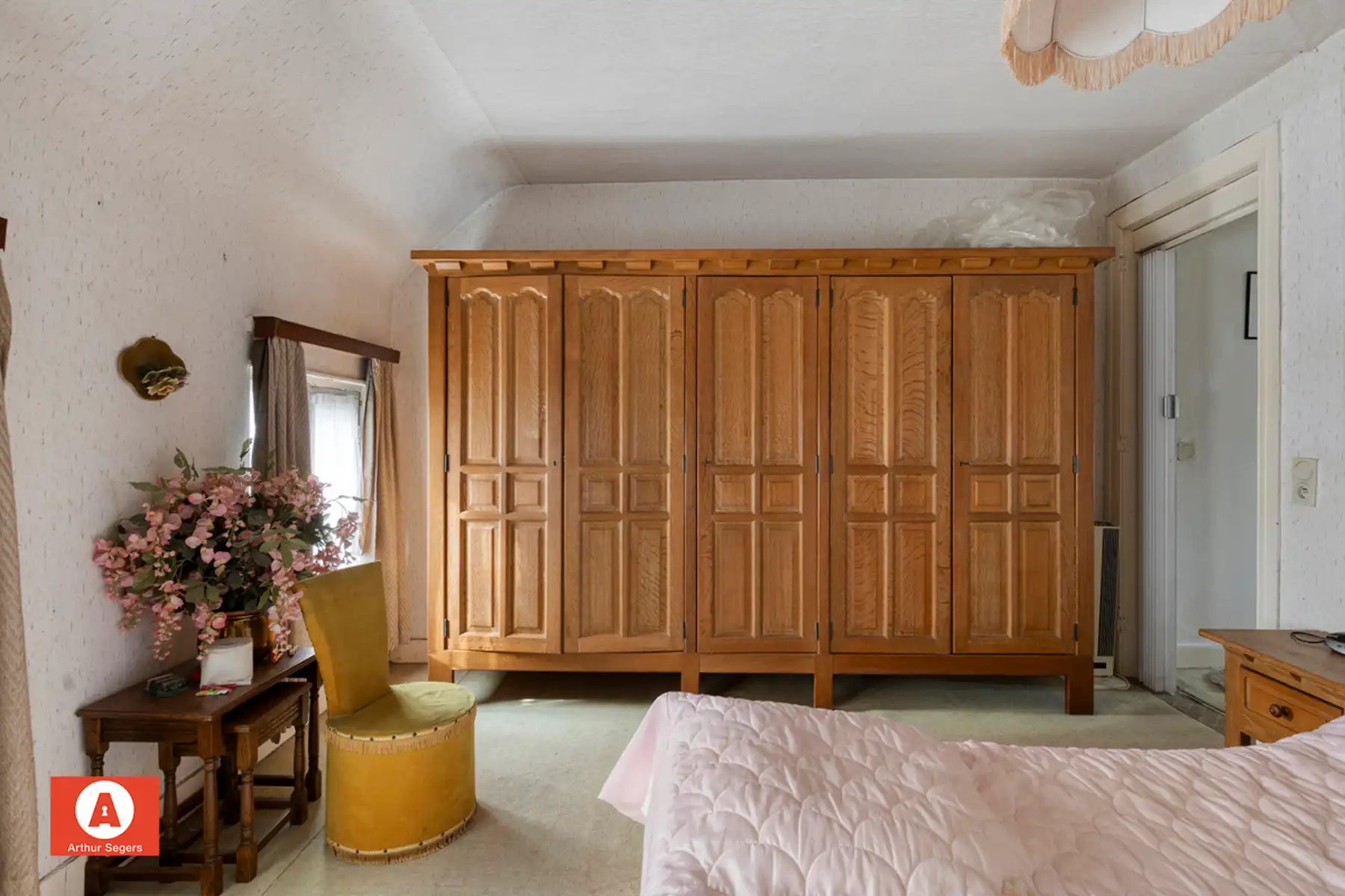 Solide half-open bebouwing met achtergelegen fietswegel. foto 19