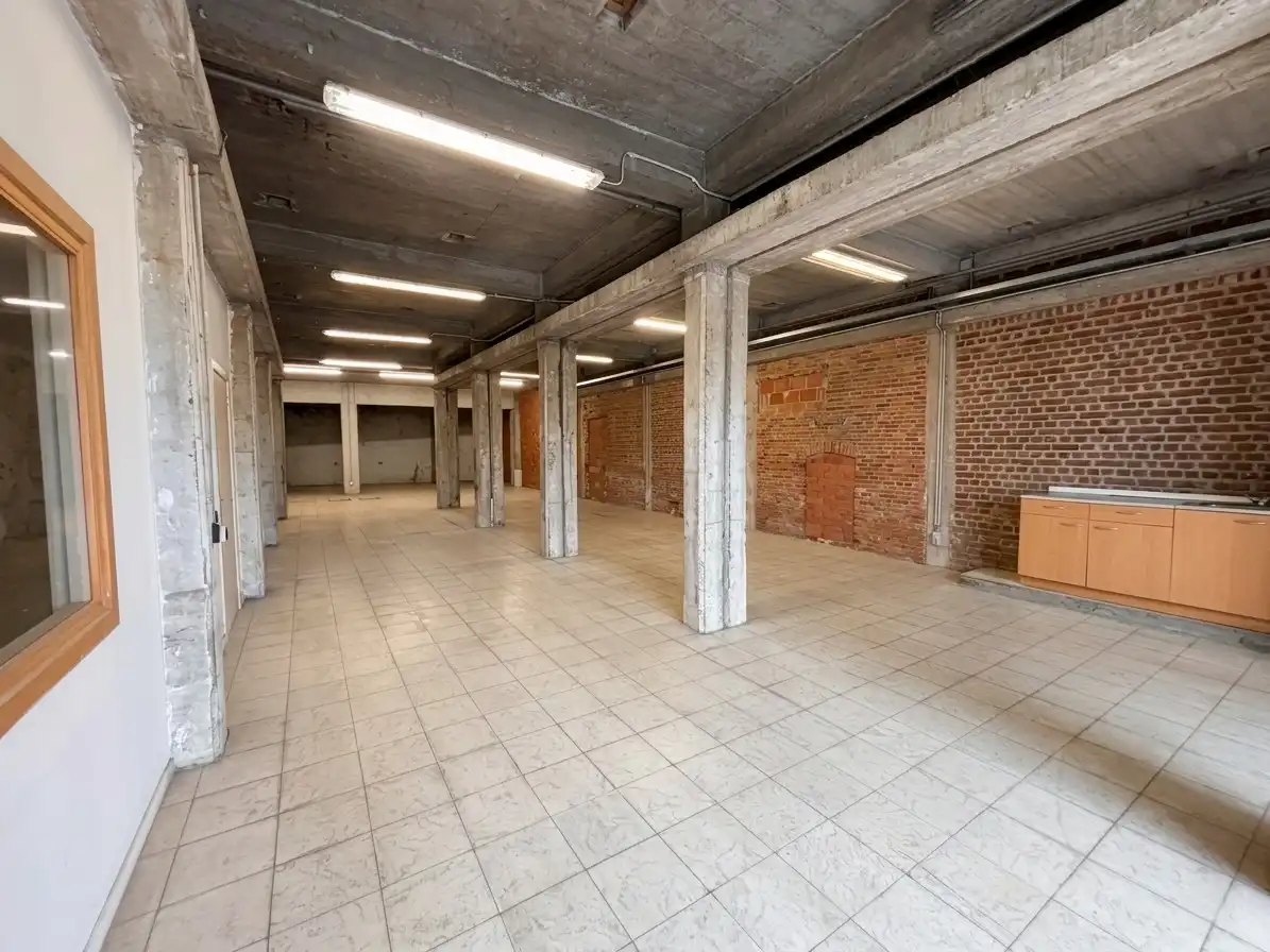 Magazijn van 220m² op commercieel centrum Pottelberg foto 2