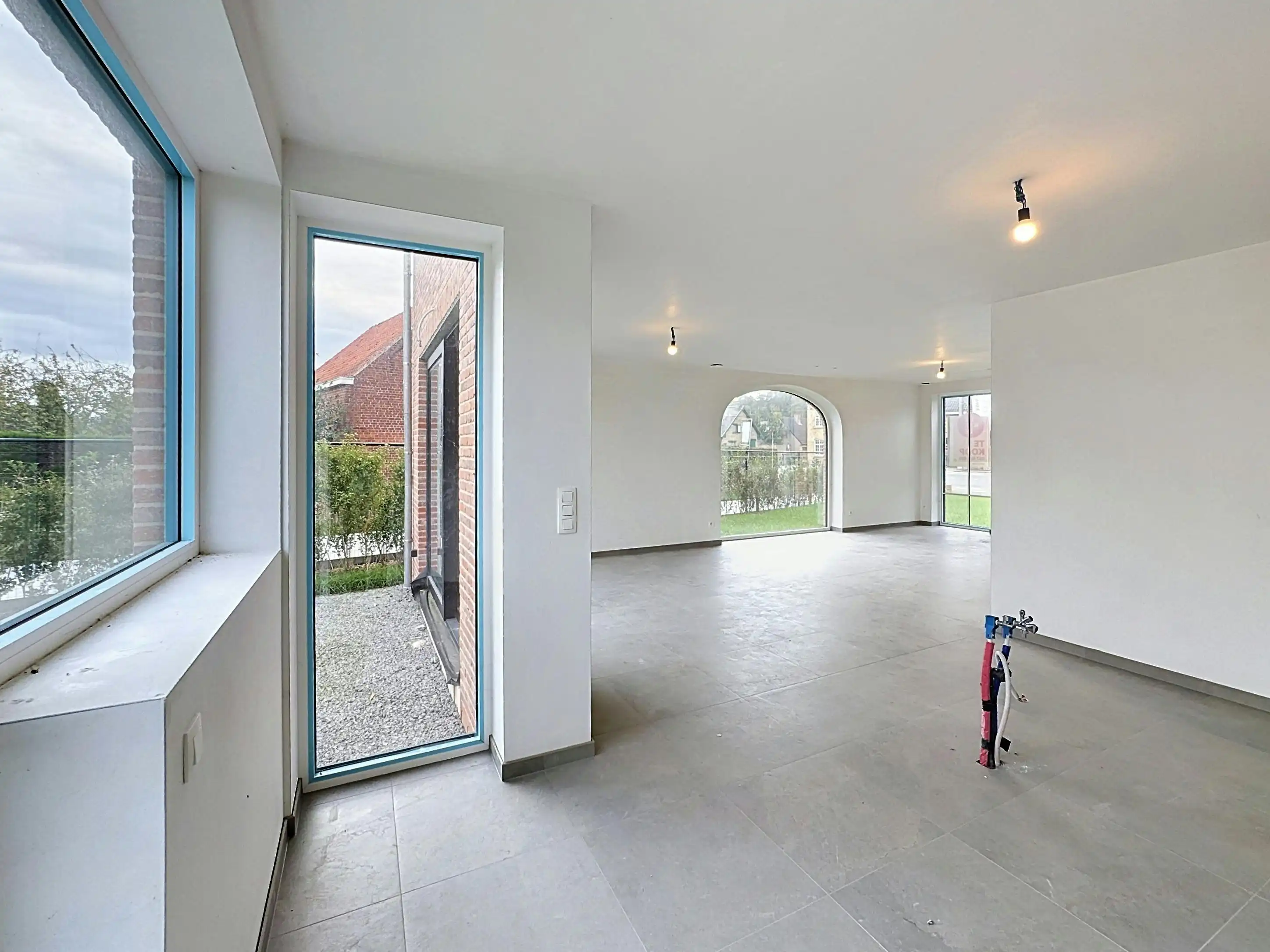 Halfopen huis te koop in Ieper met 3 kamers en dubbele garage foto 9