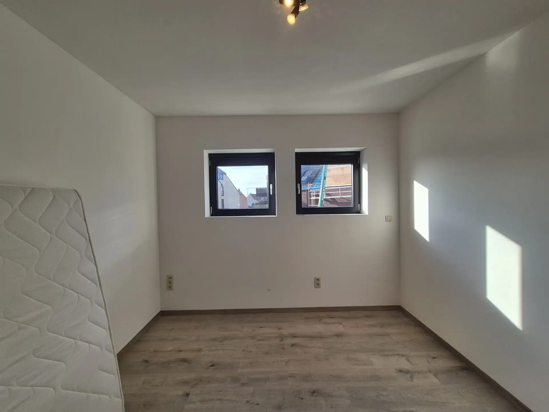 Ruime energiezuinige woning in rustige straat. foto 23