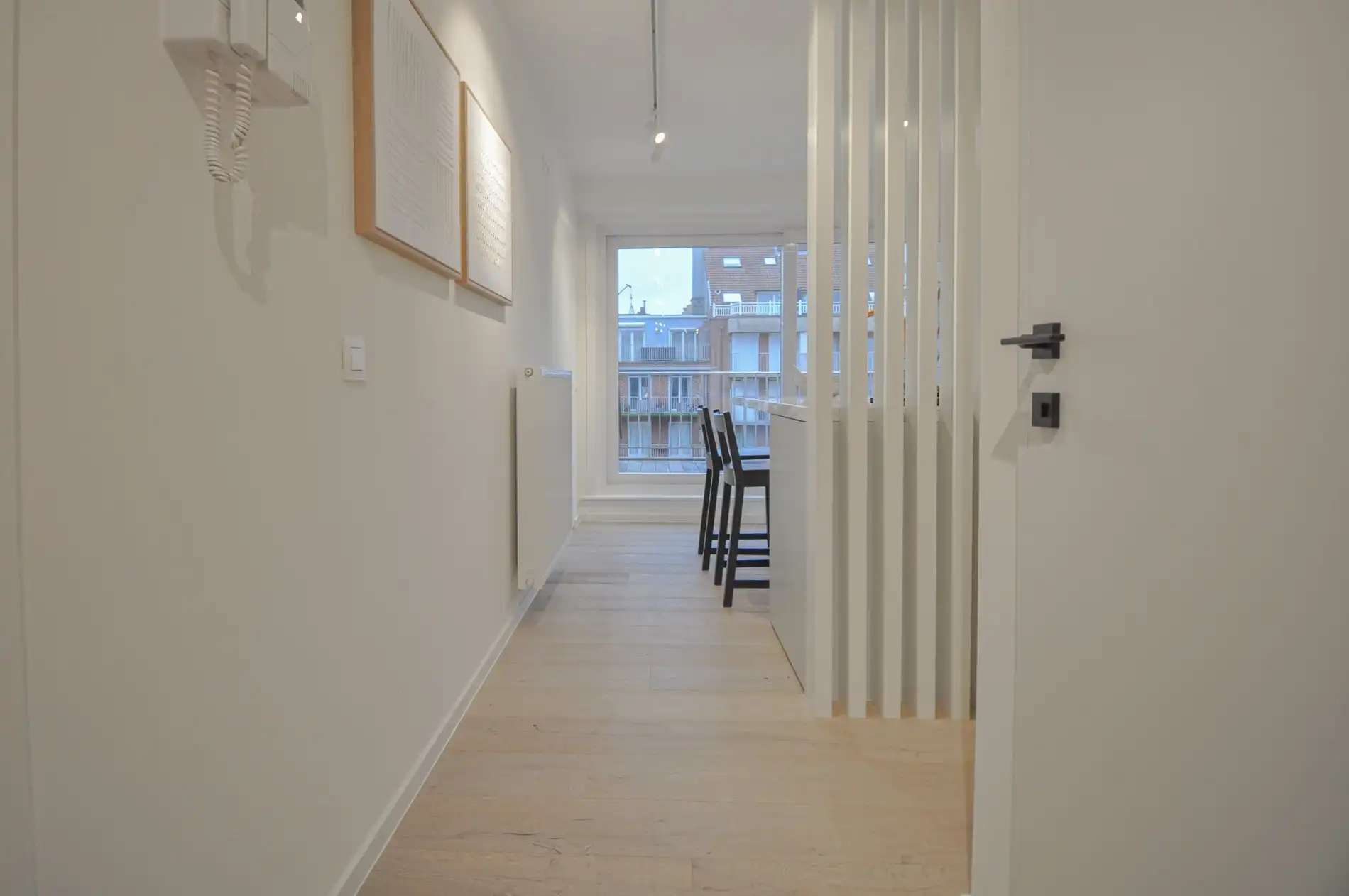 Volledig gerenoveerd appartement met twee ruime terrassen. foto 8