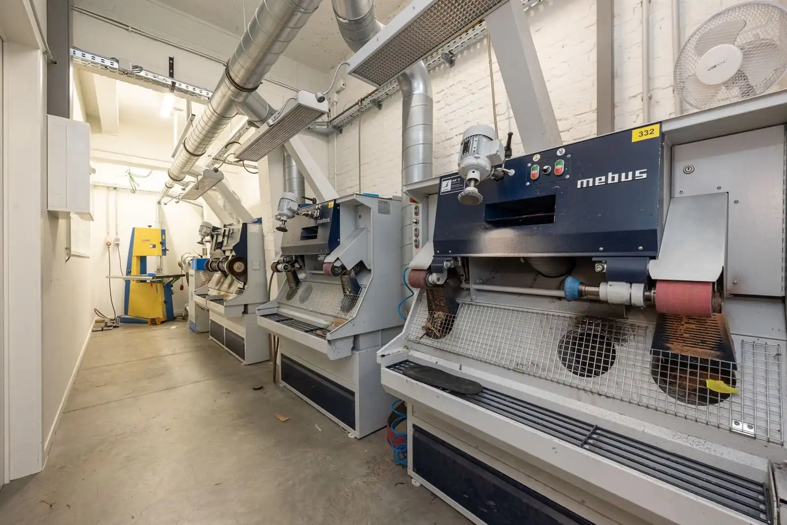 Uitstekend gelegen winkelpand met twee toegangen foto 15