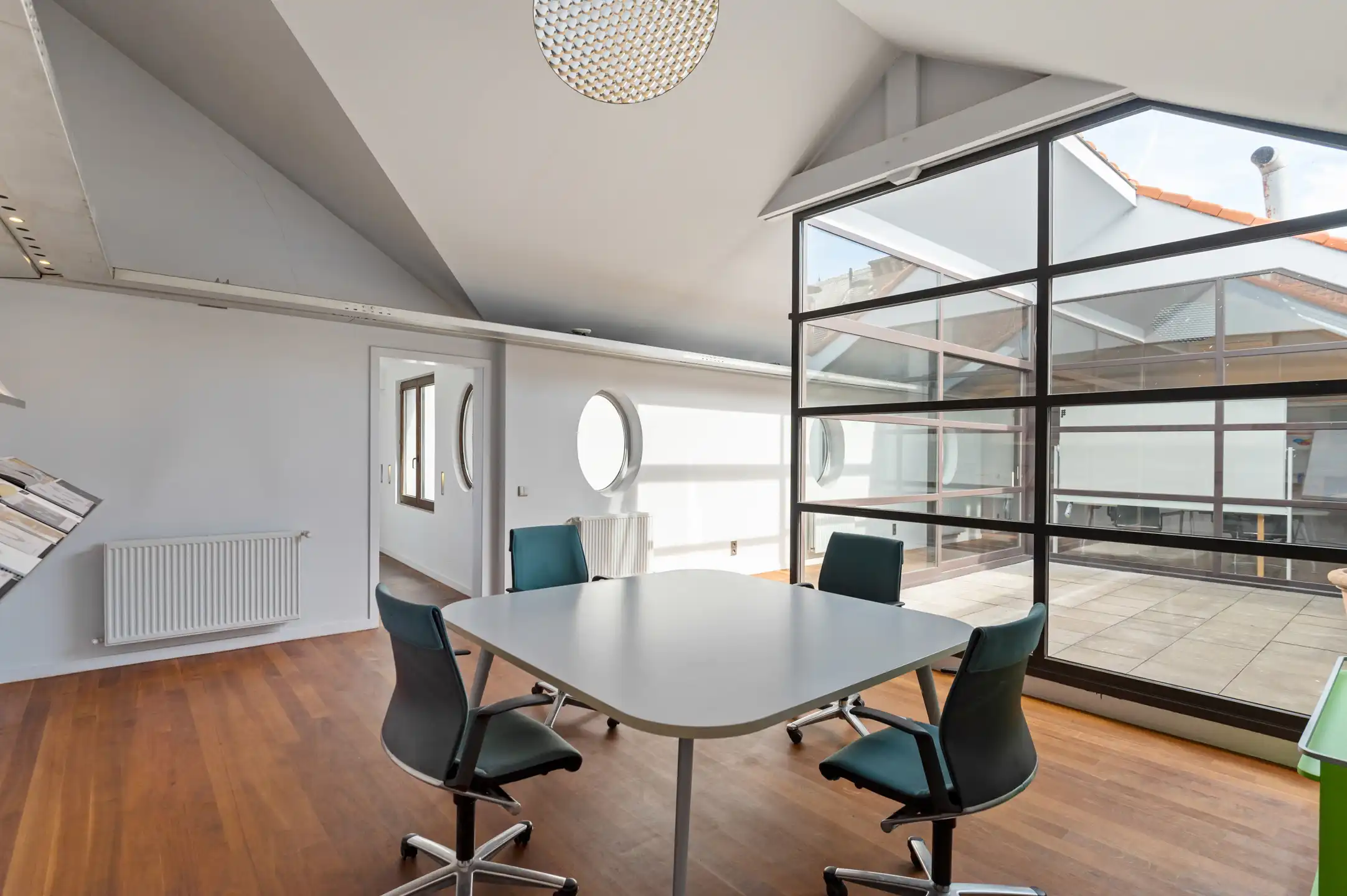 Instapklaar kantoorgebouw in het centrum van Antwerpen!  foto 13