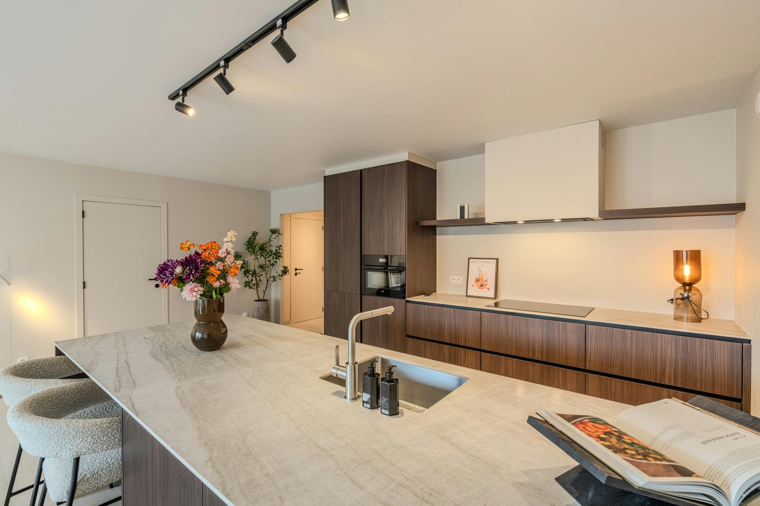 Prachtig gerenoveerd appartement met twee slaapkamers foto 4