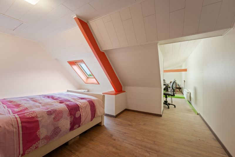 Roeselare-Beveren. Uiterst charmante woning met 2-3 slaapkamer en ruime garage op een boogscheut van alles. Gezellig tuintje met terrassen. foto 11