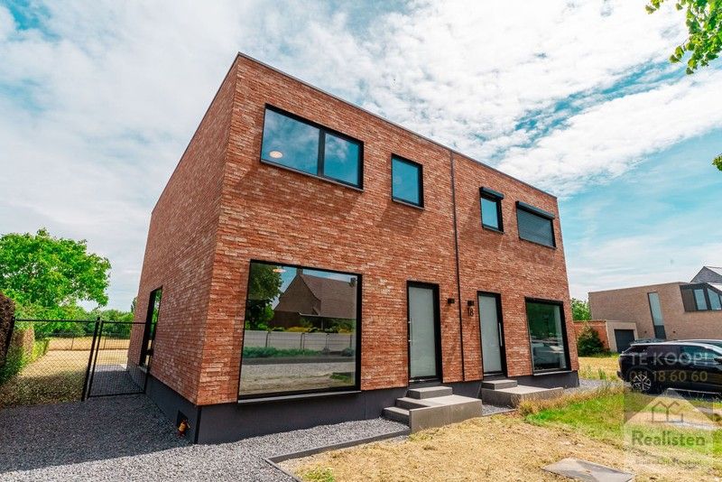 Betaalbare en instapklare nieuwbouwwoning - HOB - links + rechts foto {{pictureIndex}}