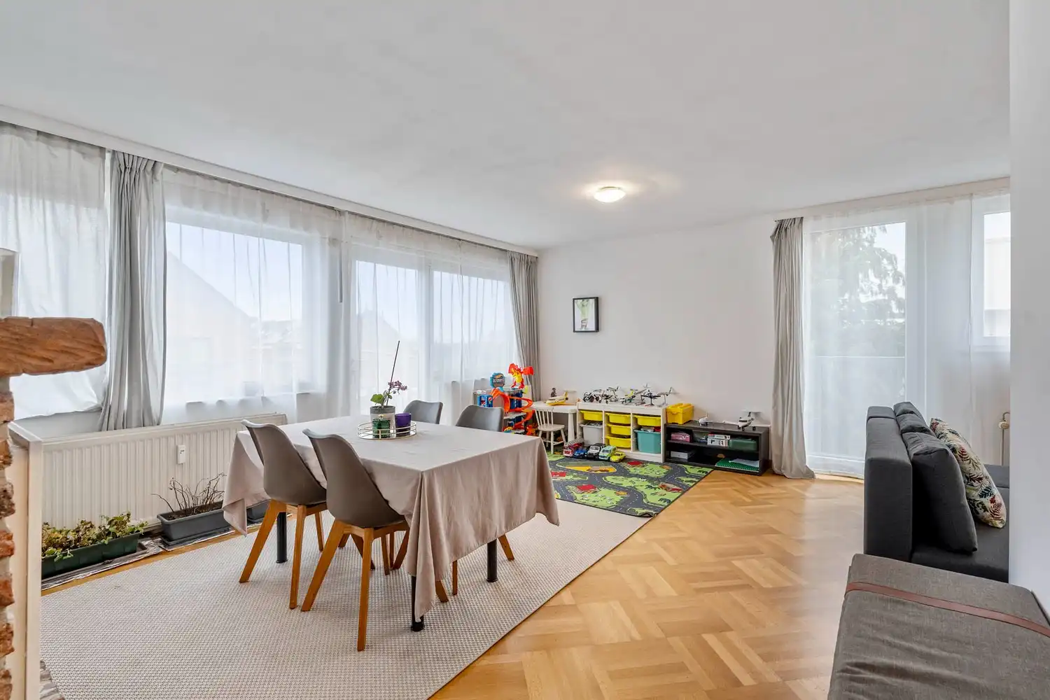 Goed gelegen en lichtrijk appartement met 2 slaapkamers, 2 terrassen en een garagebox te Kessel-Lo! foto 4