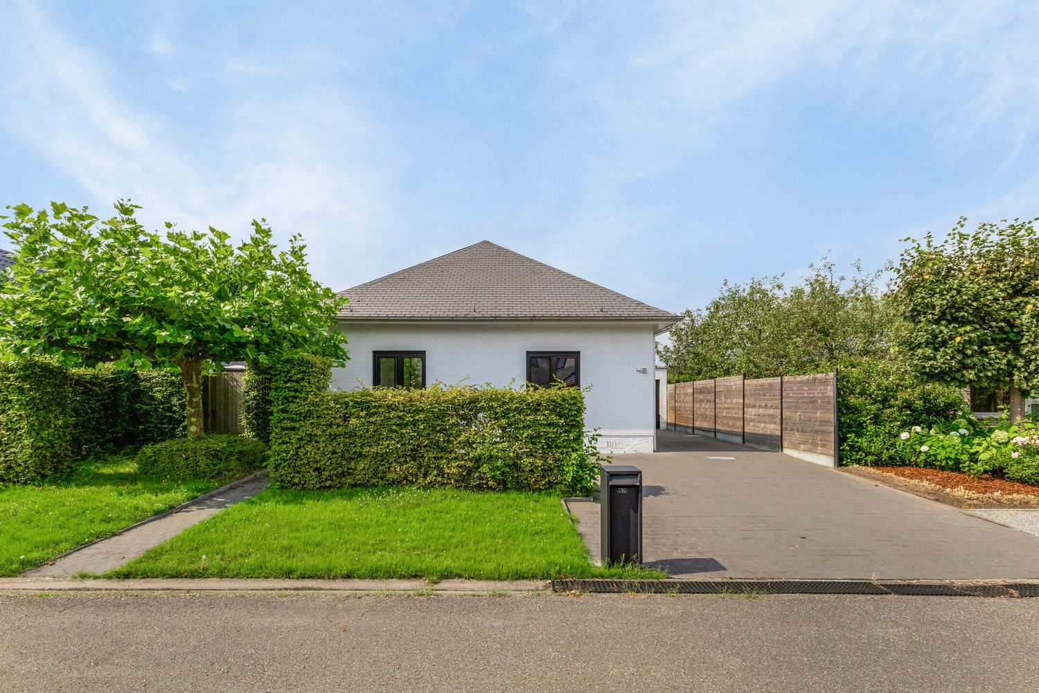 Prachtig gerenoveerde villa in een doodlopende straat met 3 slaapkamers, garage en tuin met tuinpaviljoen op 611m2. foto 2