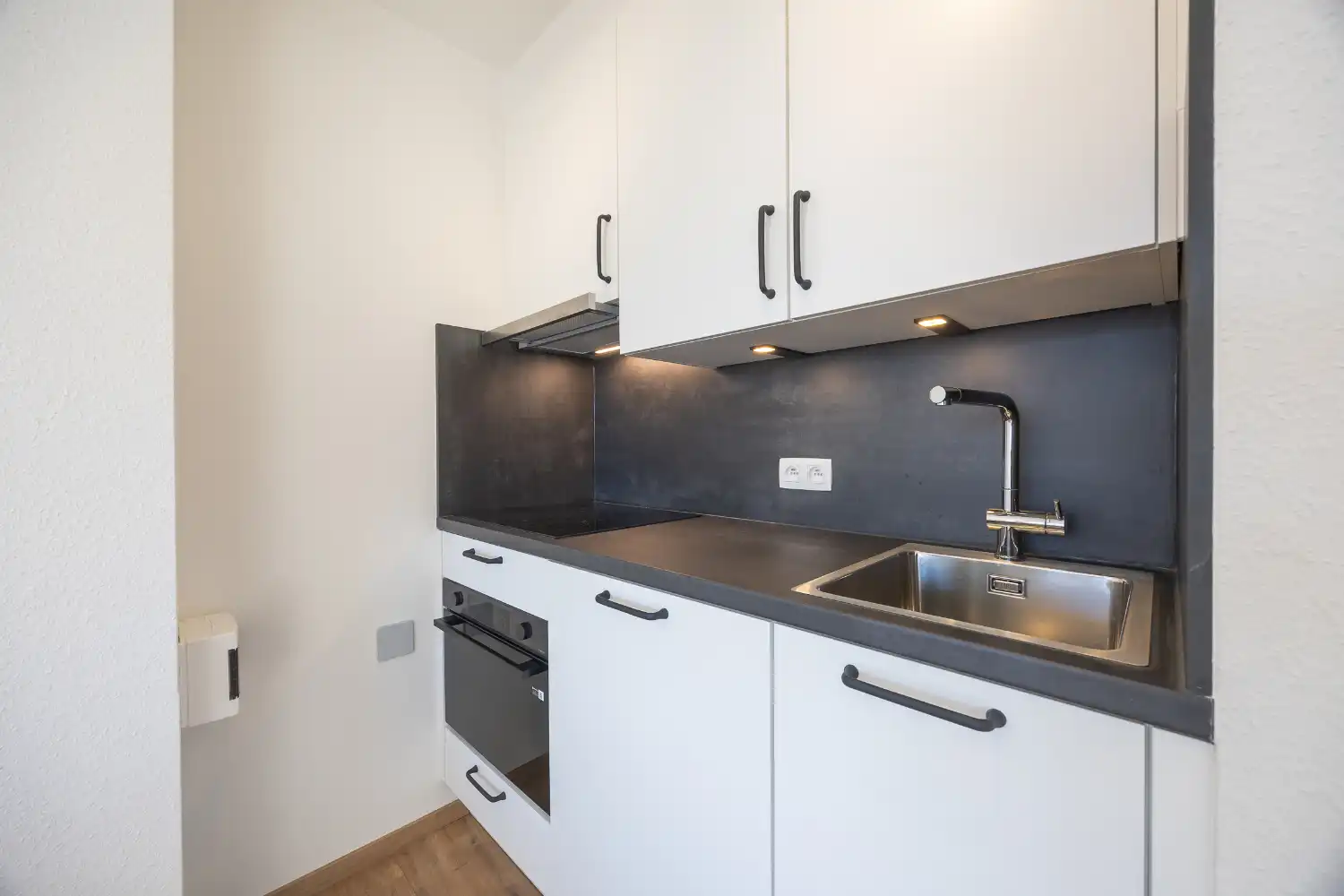 Lichtrijke studio met zuidgericht terras op de zeedijk van Middelkerke te koop foto 11