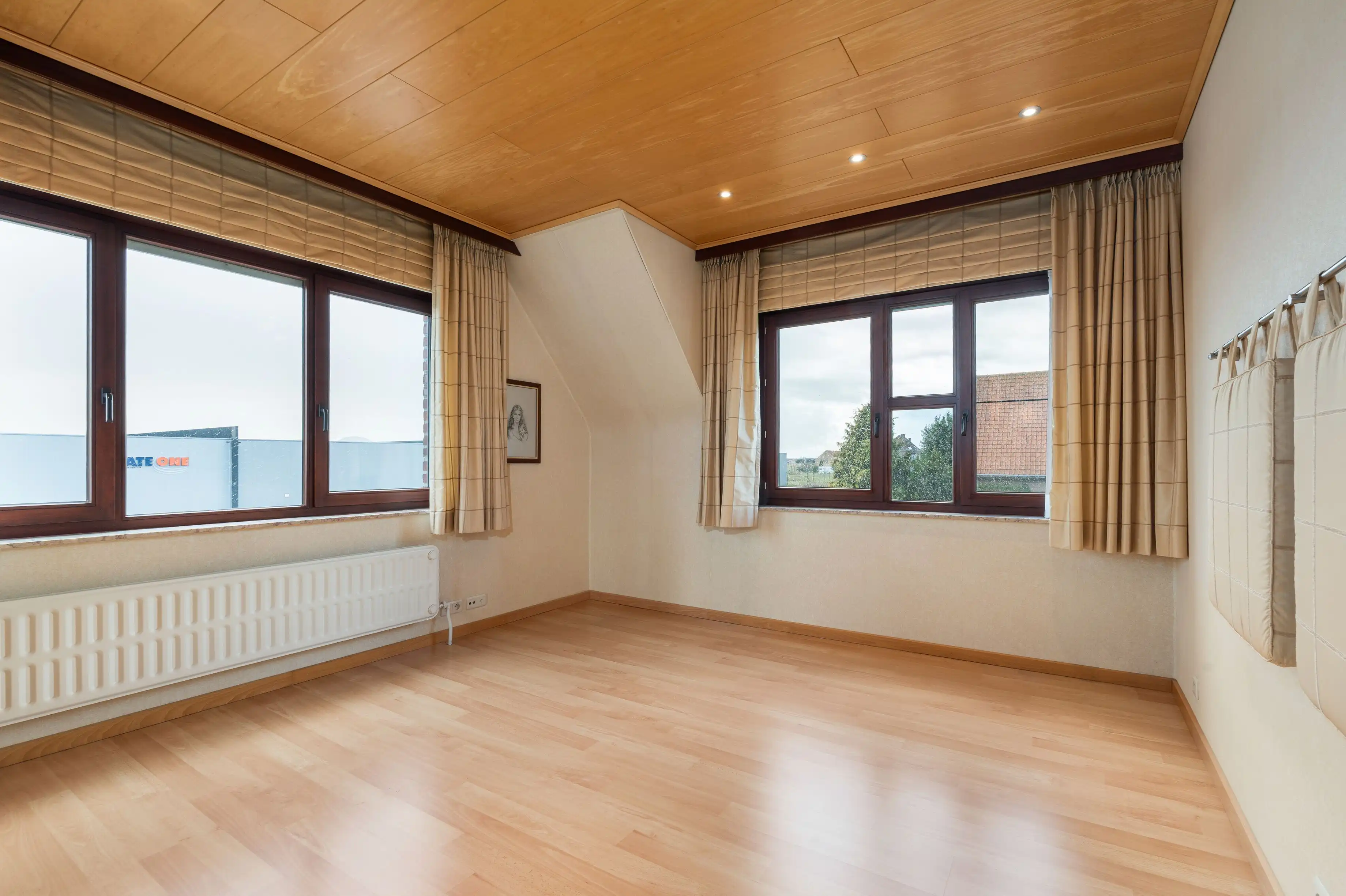 Uitzonderlijk ruime gezinswoning (op ca. 1.348 m² grond) op topligging in Raversijde! Wonen, werken en genieten! foto 16