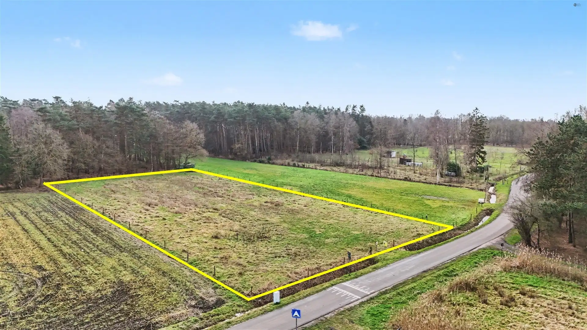 Goed bereikbare weide van 4220m² foto {{pictureIndex}}