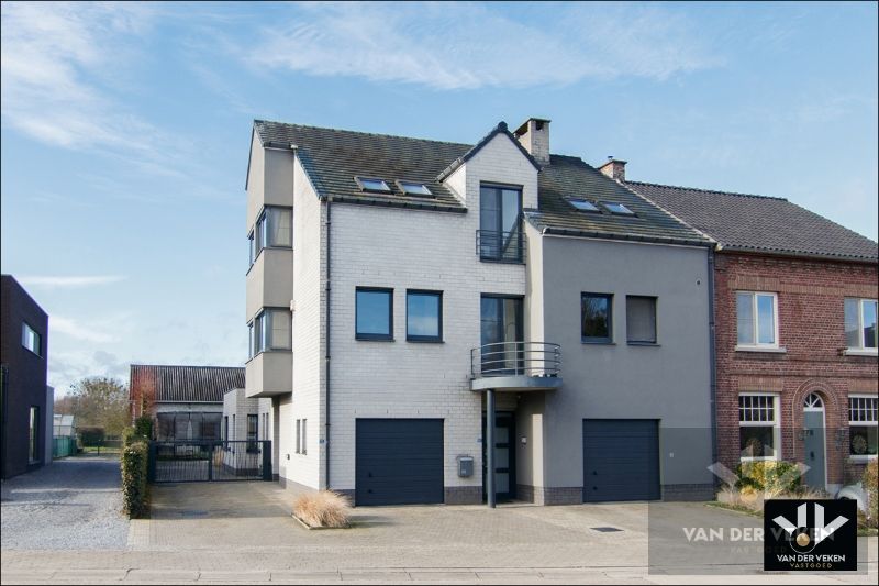 TWEEWOONST MET PAARDENSTALLEN EN WEILAND OP RUIM PERCEEL 37A21CA IN LANDELIJKE OMGEVING foto 2