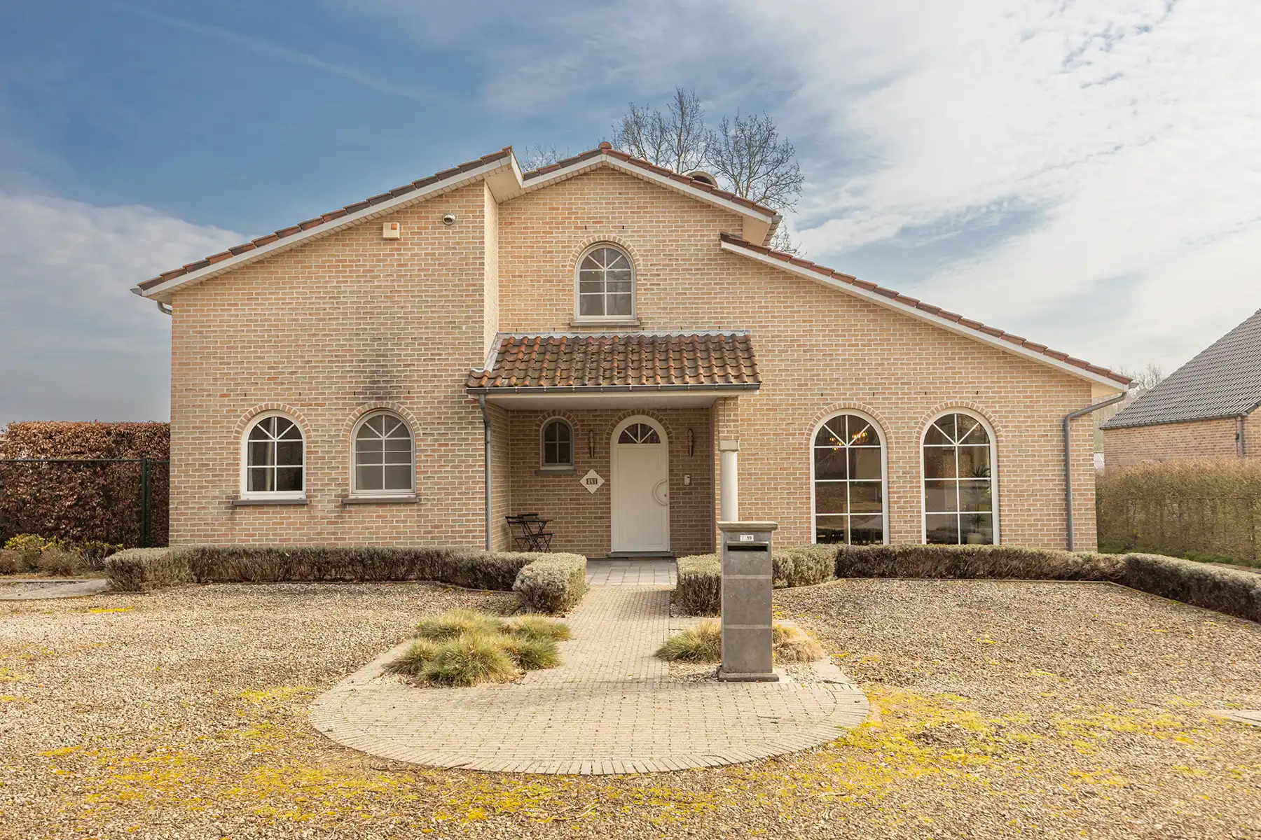 INSTAPKLARE, RIANTE GEZINSWONING MET 5 SLAAPKAMERS,  RUIMTE VOOR VRIJ BEROEP, INPANDIGE GARAGE IN KELDER EN GUNSTIG EPC OP PERCEEL VAN 11A30CA TE OUDSBERGEN foto 24