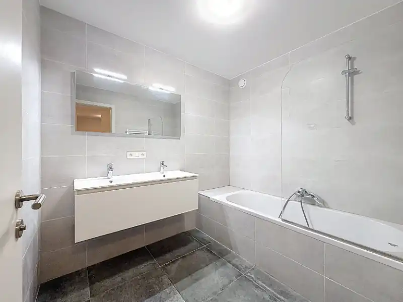 Modern 2-slaapkamer appartement in het centrum met een ruim terras en ondergrondse parking foto 7