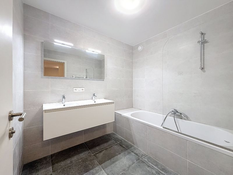 Modern 2-slaapkamer appartement in het centrum met een ruim terras en ondergrondse parking foto 7