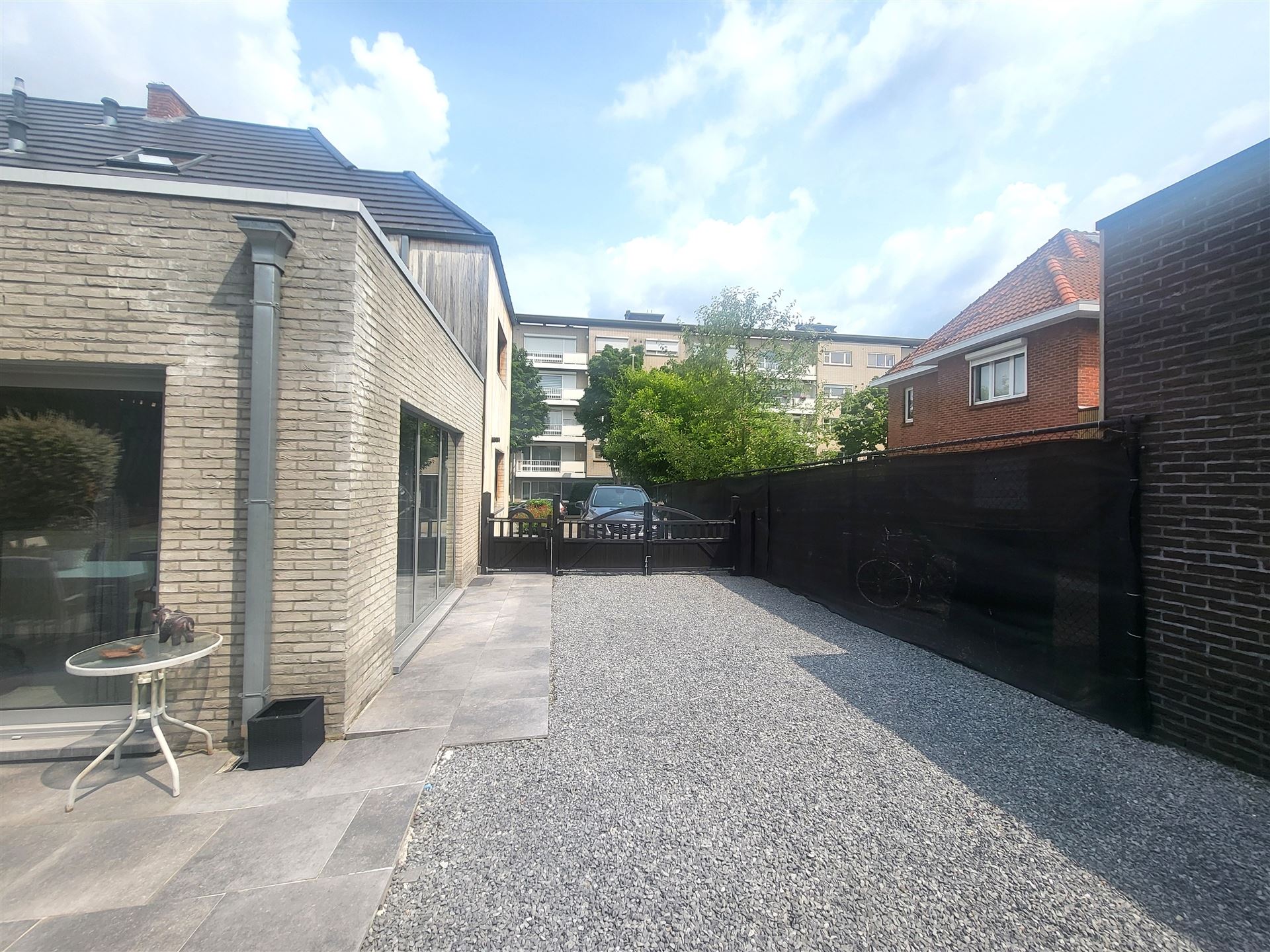 Instapklare halfopen bebouwing op wandelafstand van het centrum foto 2
