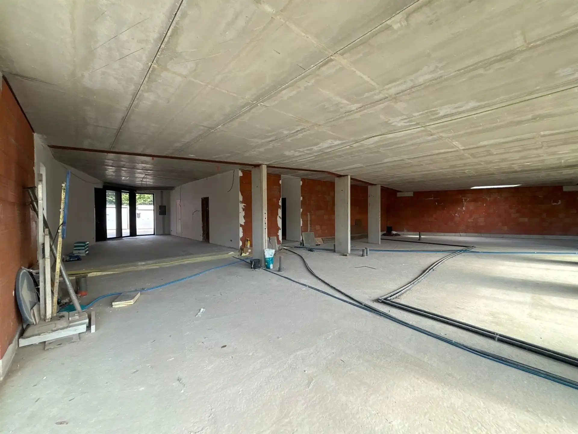 Nieuwbouw handelsruimte op commerciële liggen in het centrum! foto 5