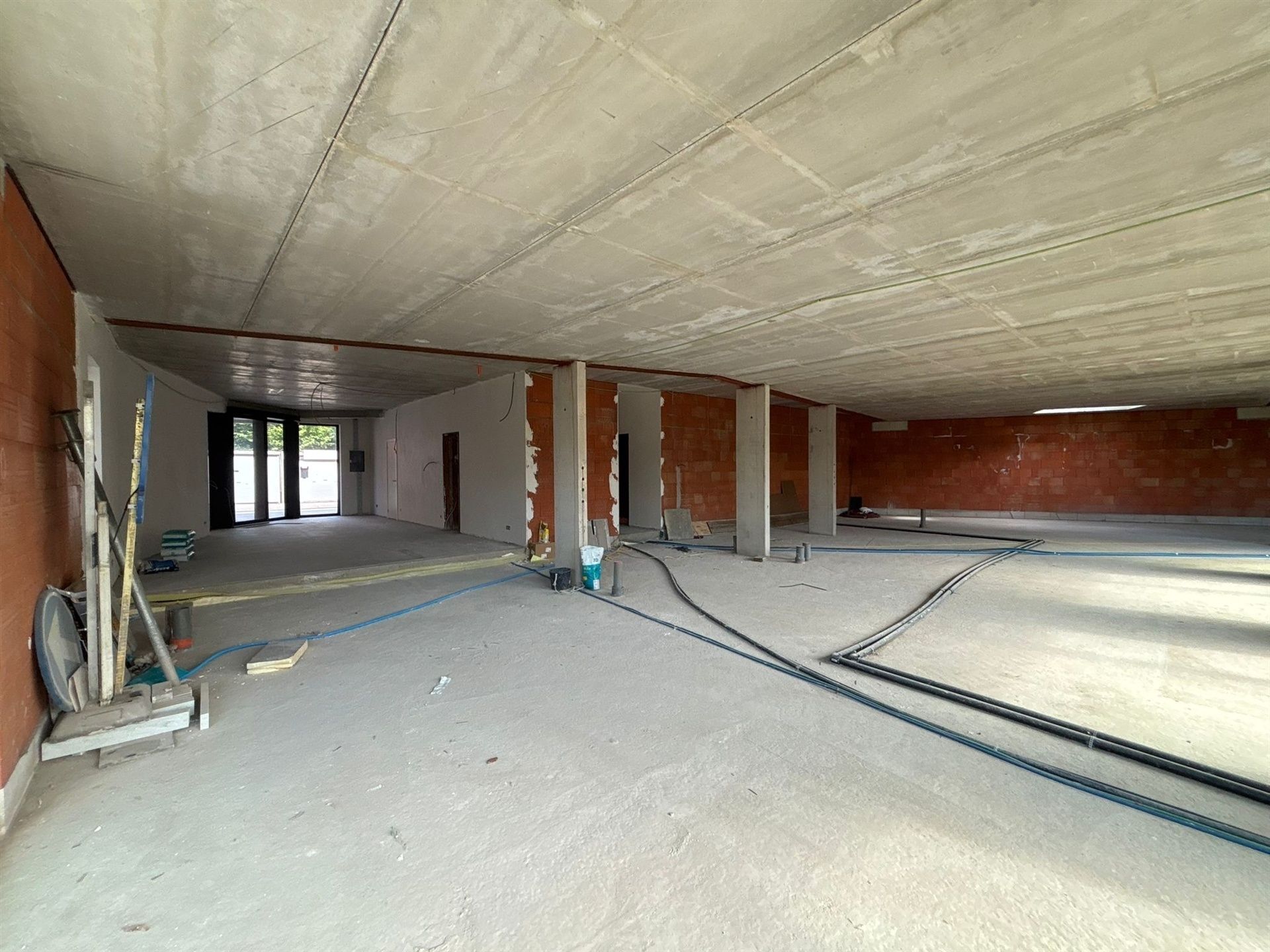 Nieuwbouw handelsruimte op commerciële liggen in het centrum! foto 5