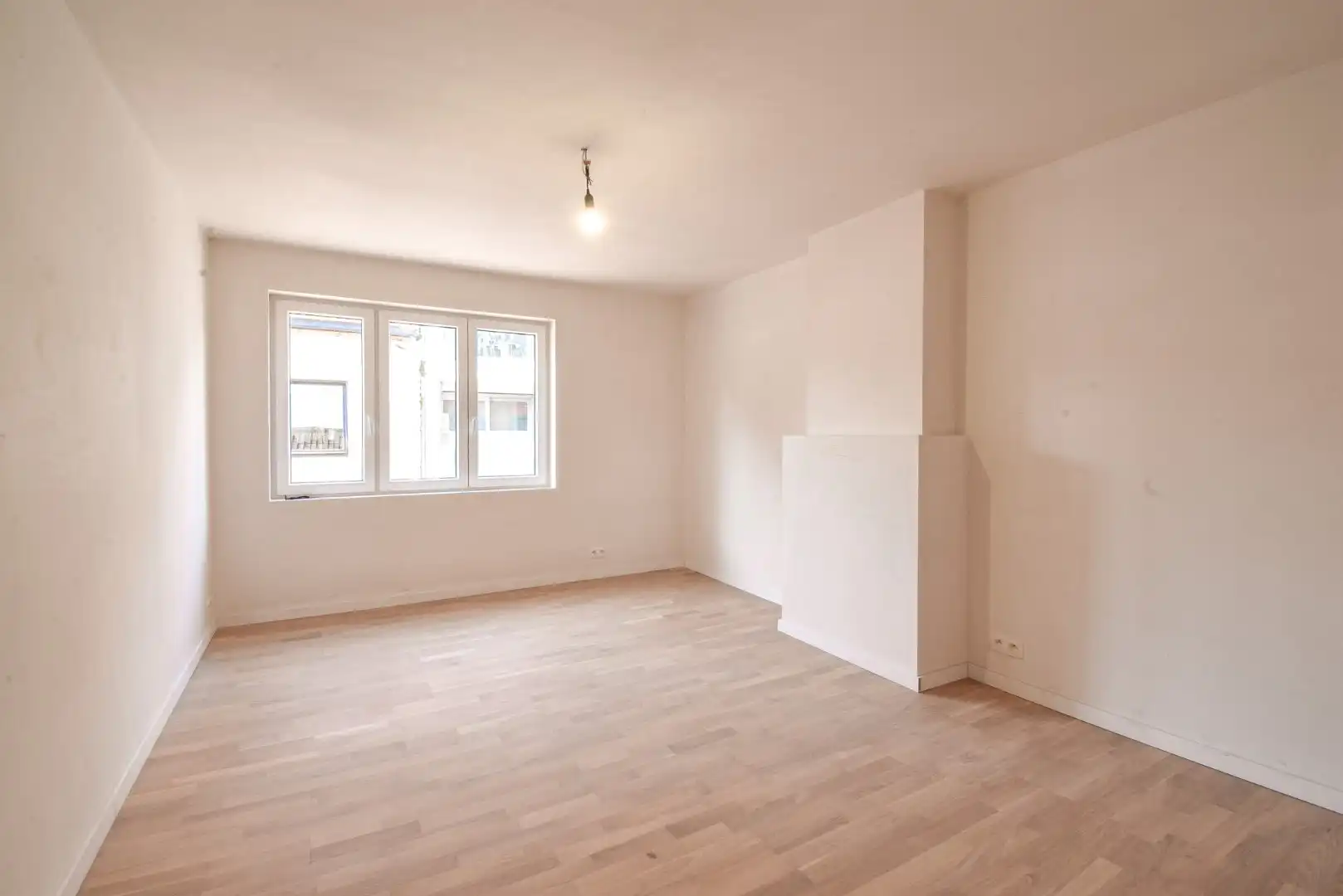 Instapklare gerenoveerde rijwoning in het centrum van Gistel foto 23