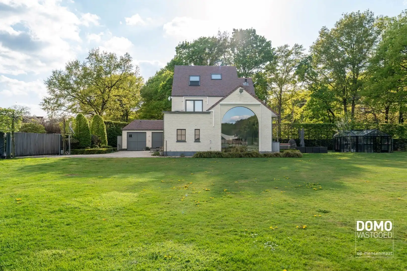 Exclusieve villa, zeer rustig gelegen, aan de groene bossen van Bolderberg. foto {{pictureIndex}}