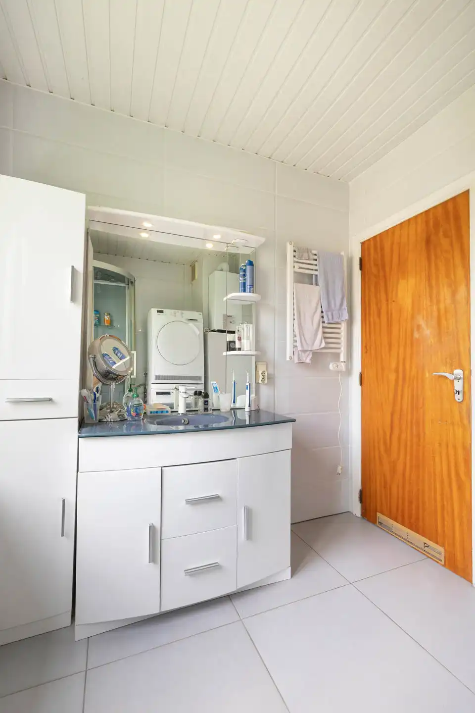 Rustig gelegen huis met drie gevels, tuin en garage foto 17