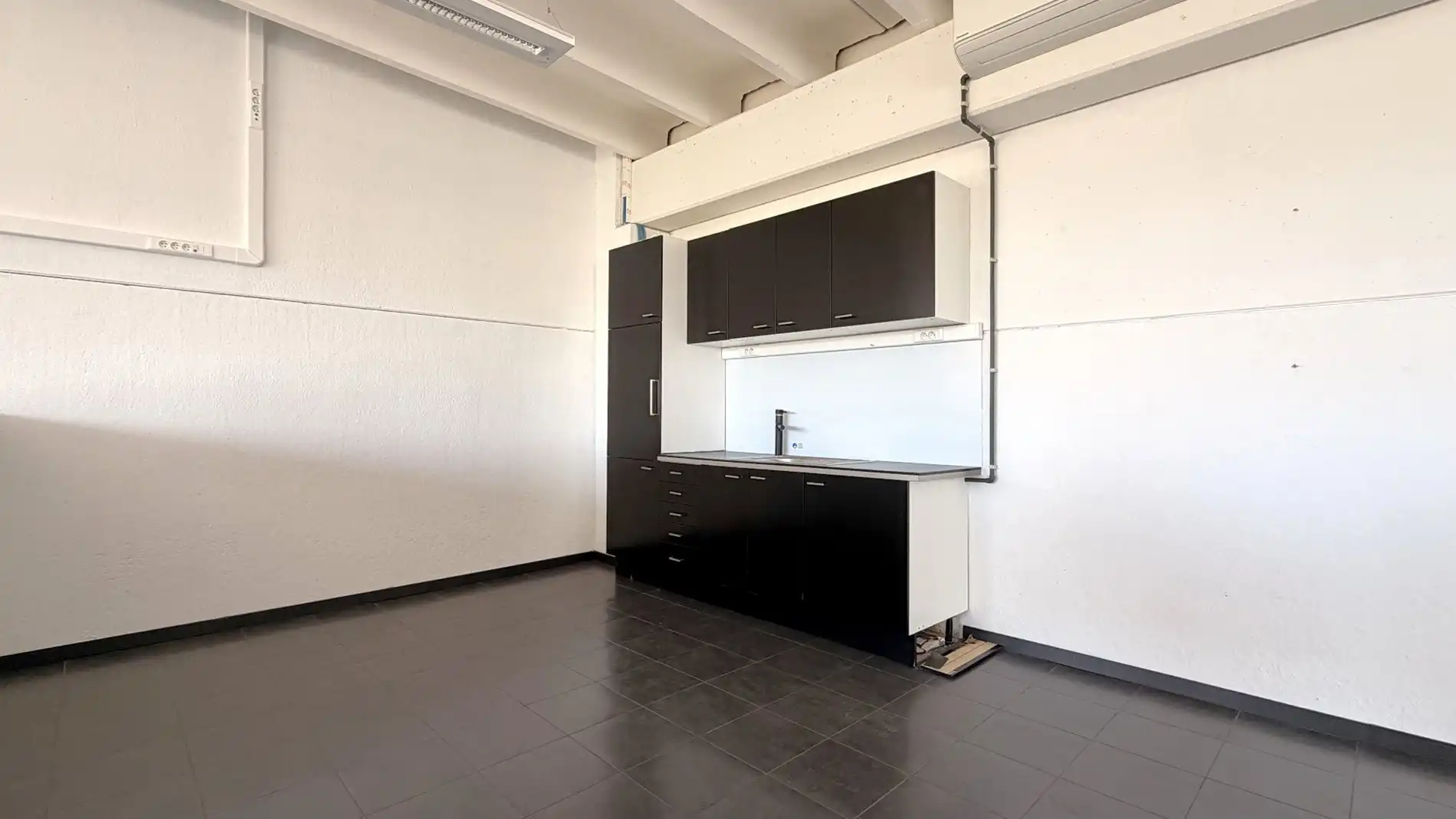 Magazijn met laadkade en kantoren te huur aan E17 in Kruibeke foto 15
