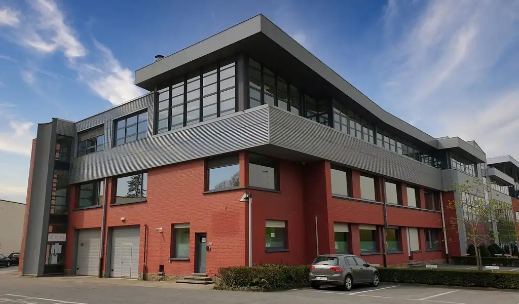 Gerenoveerde kantoorruimte te huur in Dionysius KMO center in Gent foto {{pictureIndex}}