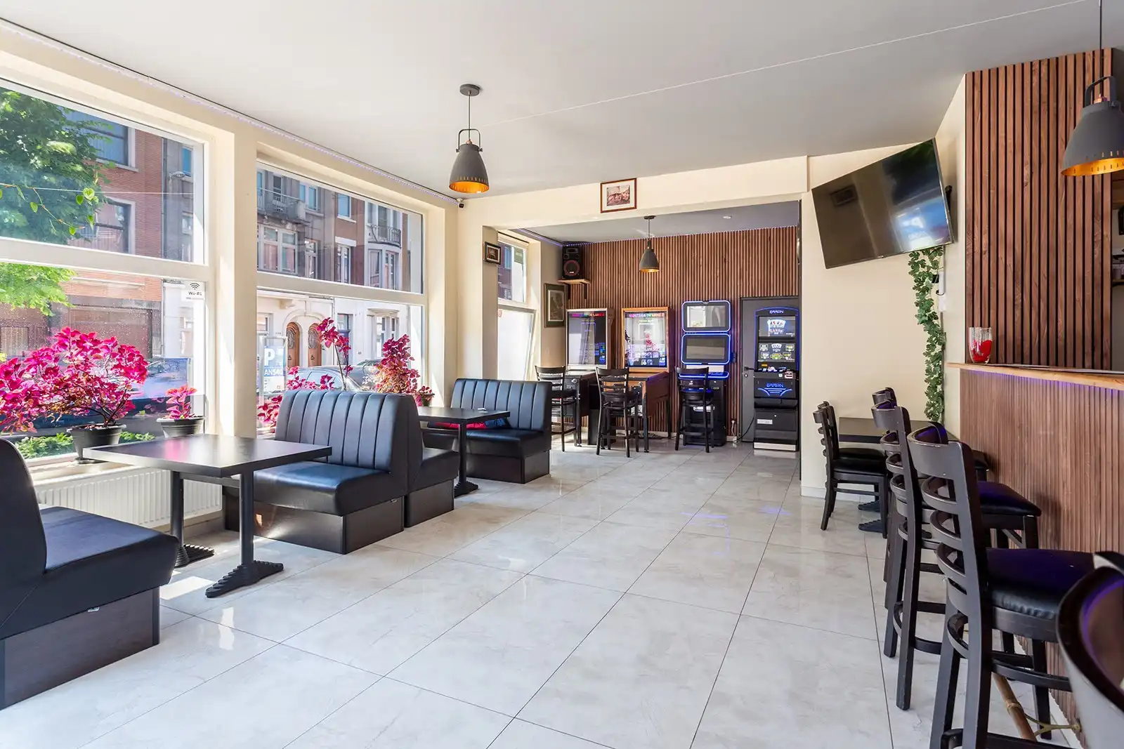 Lichtrijk hoek appartement met karakter!  foto 9