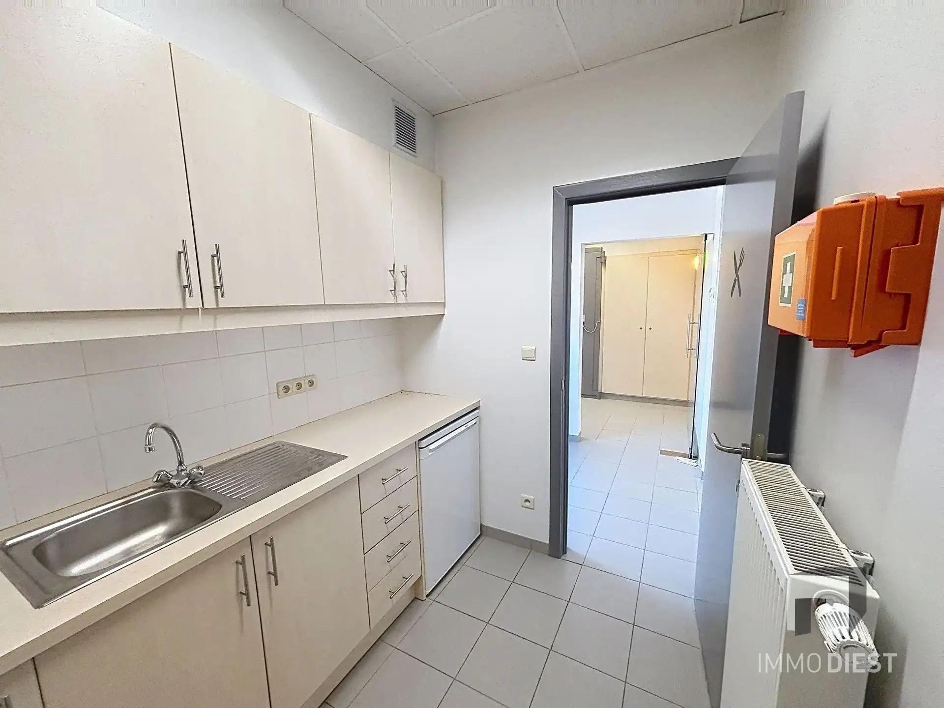 Handelsgelijkvloers van 230m² met private, achterliggende parking voor 3 wagens. foto 14