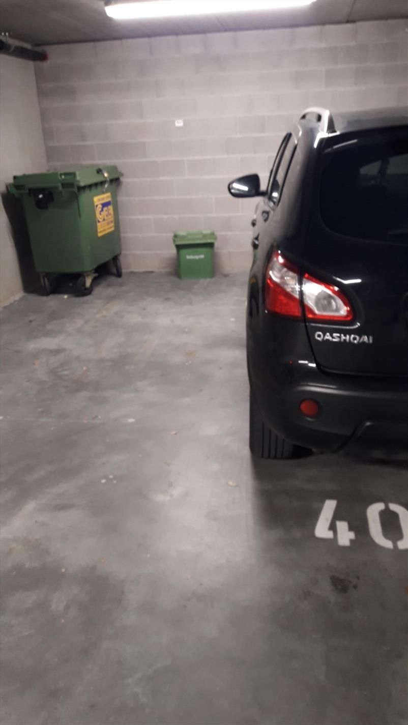 2 ondergrondse autostaanplaatsen , vlotte bereikbaarheid centrum. foto 5