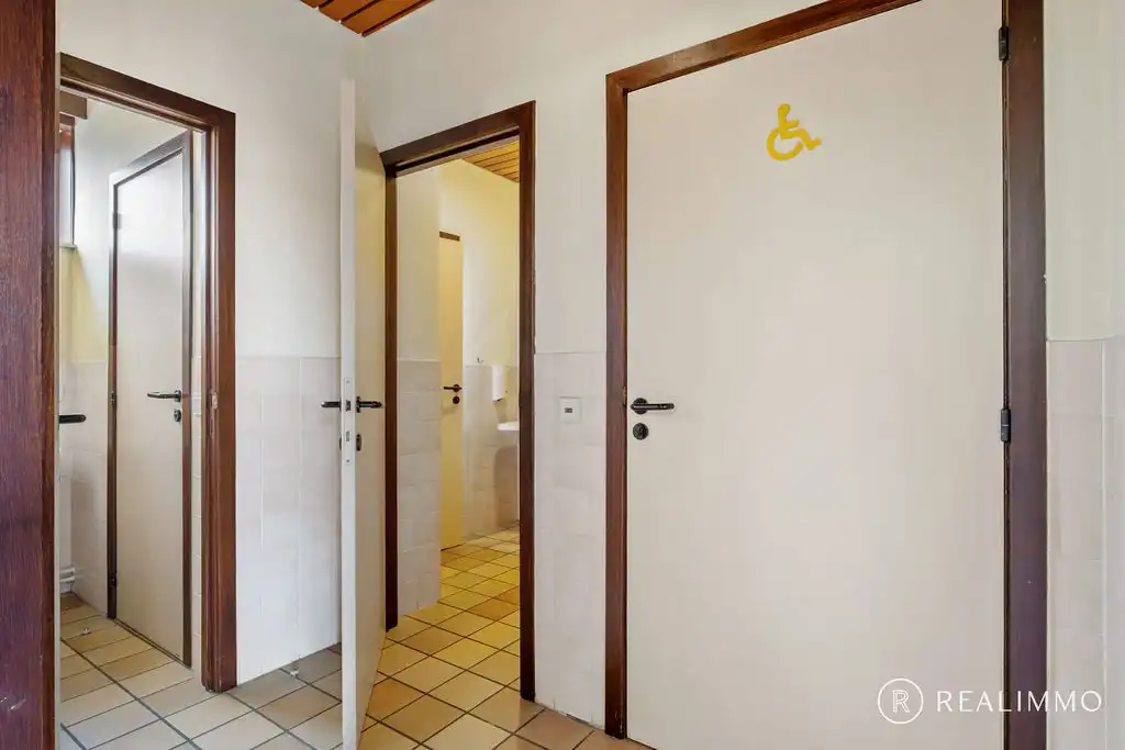 Polyvalente handelsruimte met ruime parking foto 7