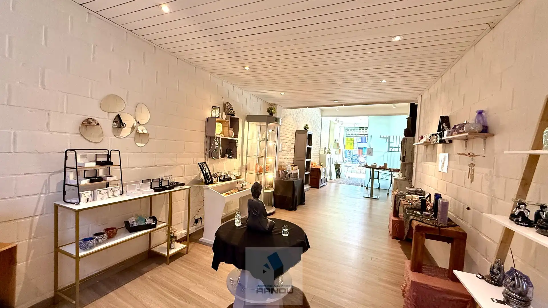 Commercieel gelegen handelsruimte met mooie etalage foto 5