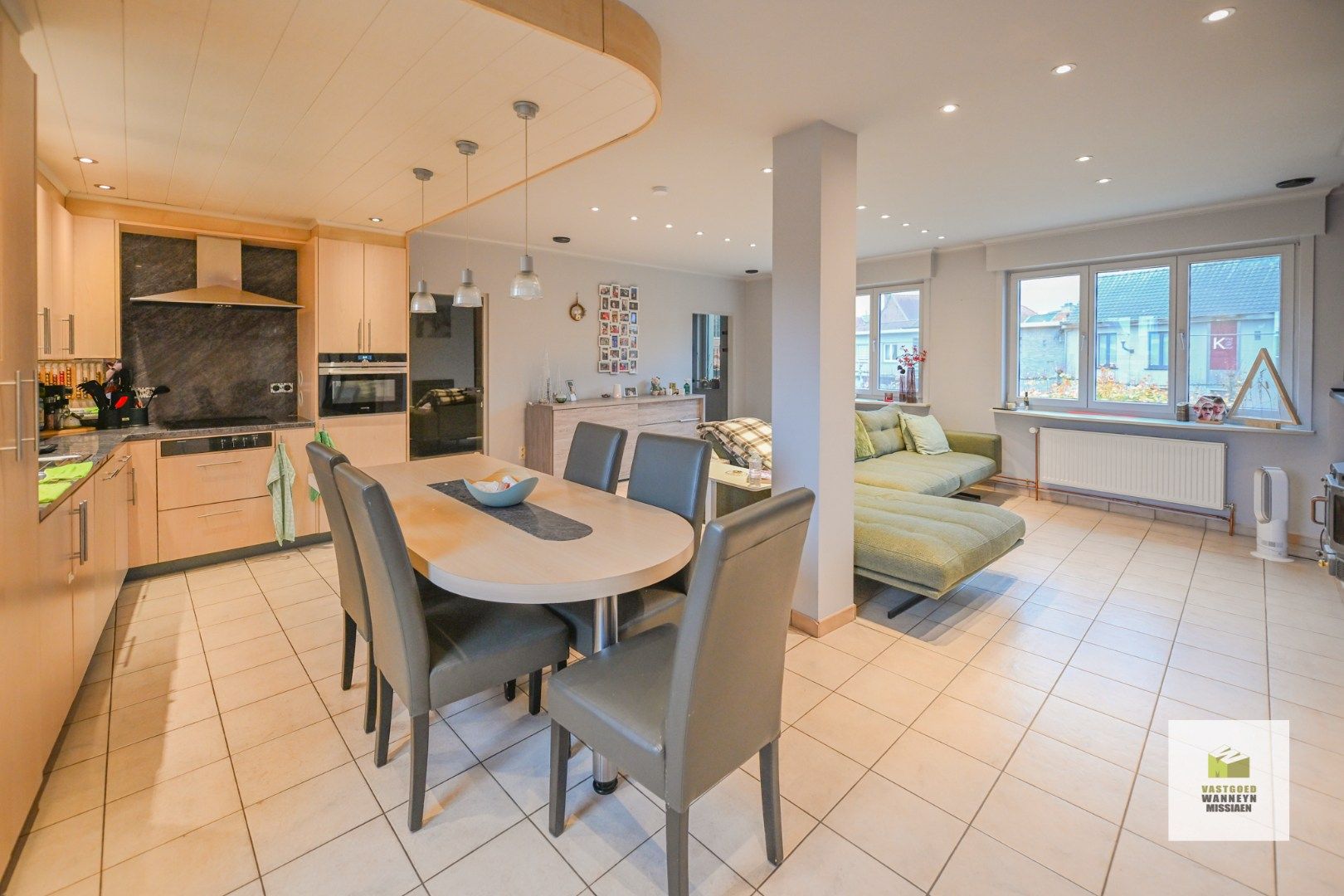 Ruime gezinswoning met tuin, 3 slaapkamers en een grote garage  foto {{pictureIndex}}