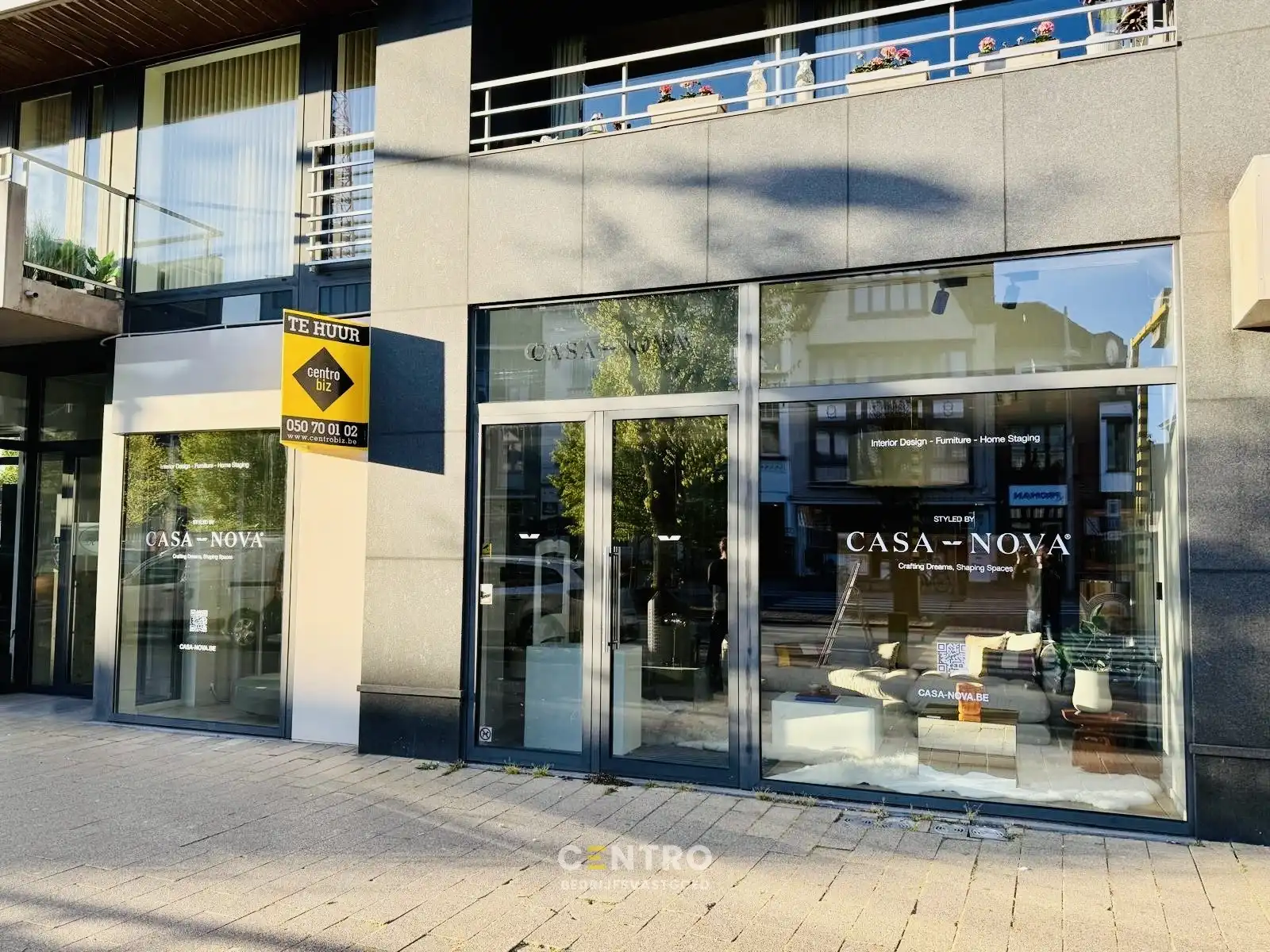 TE HUUR - Commerciële HANDELSRUIMTE (236m²) met KELDER (73m²) op topligging in het centrum van Eeklo foto {{pictureIndex}}