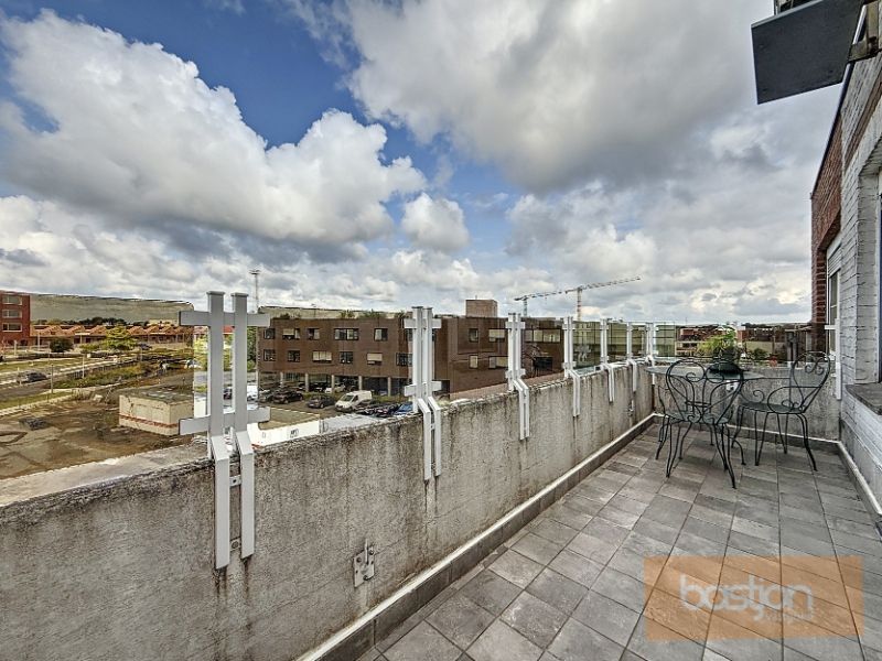 Ruim 2-slaapkamerappartement met terras en garage foto 7