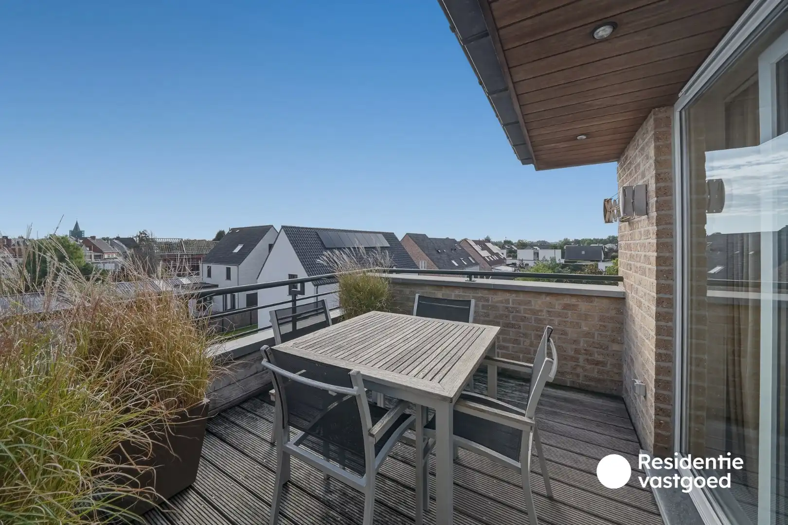 Ruim en lichtrijk duplexappartement met garage en twee terrassen in centrum Eernegem foto 6