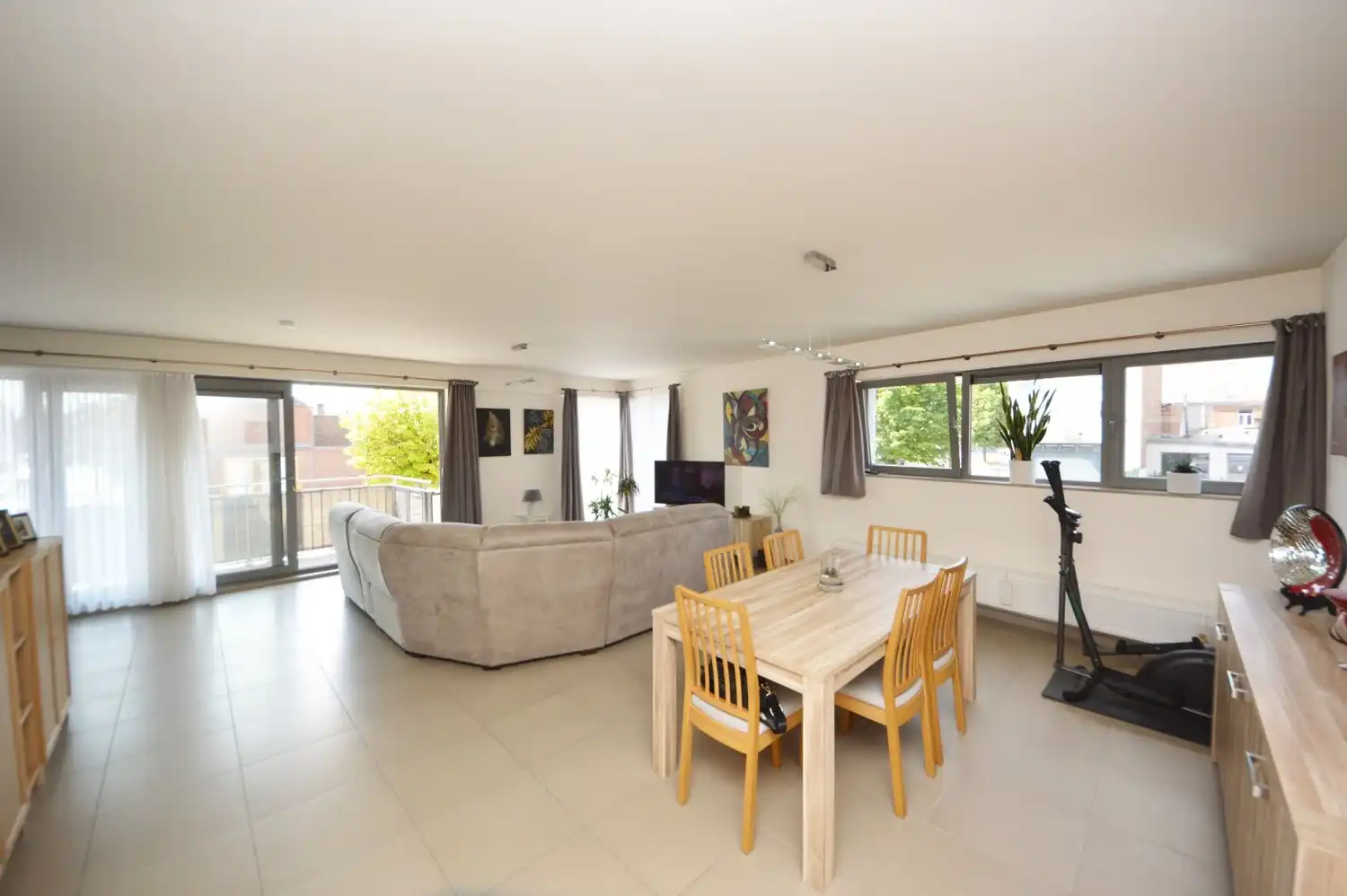 Lichtrijk en modern appartement met riant zonneterras, 2 ondergrondse staanplaatsen én kelder in hartje Ninove! foto 9