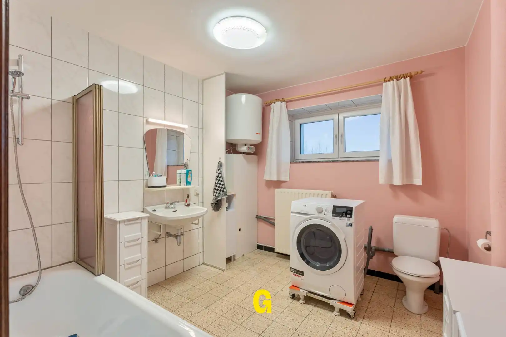 Twee slaapkamer appartement met mooi terras, 2 standplaatsen en mogelijkheid tot het bijkopen van extra berging of hobbyruimte foto 10