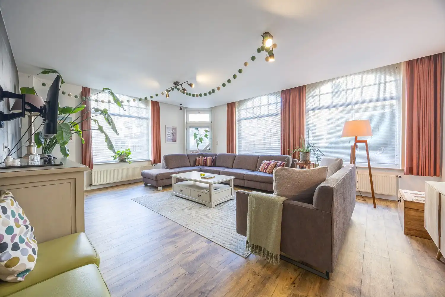MAGISTRAAL HERENHUIS IN HET CENTRUM VAN NIEUWPOORT-STAD – OFFICIËLE 4-STERREN VAKANTIEWONING MET APPARTEMENT, INKOMSTEN EN 2 GARAGES foto 2