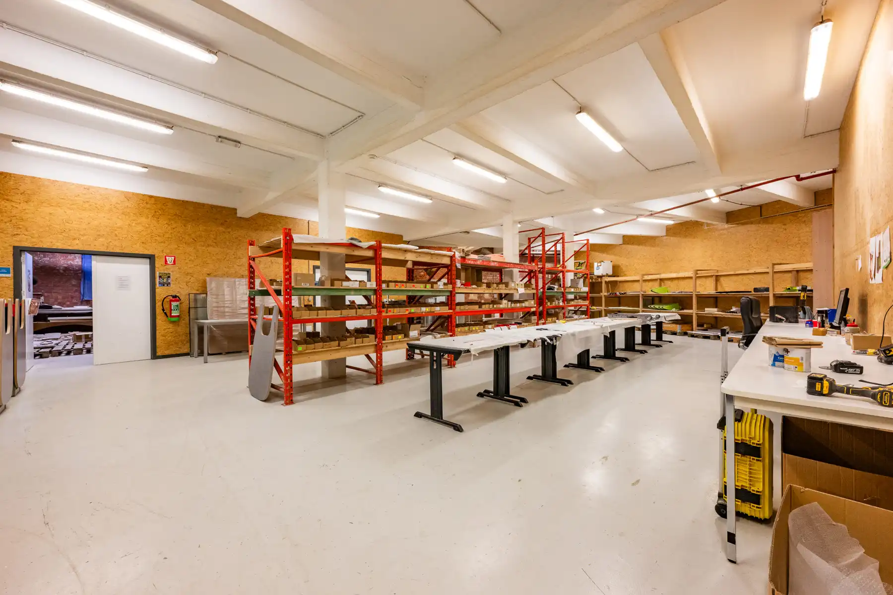 Ruim en veelzijdig bedrijfspand met parking en opslag foto 40